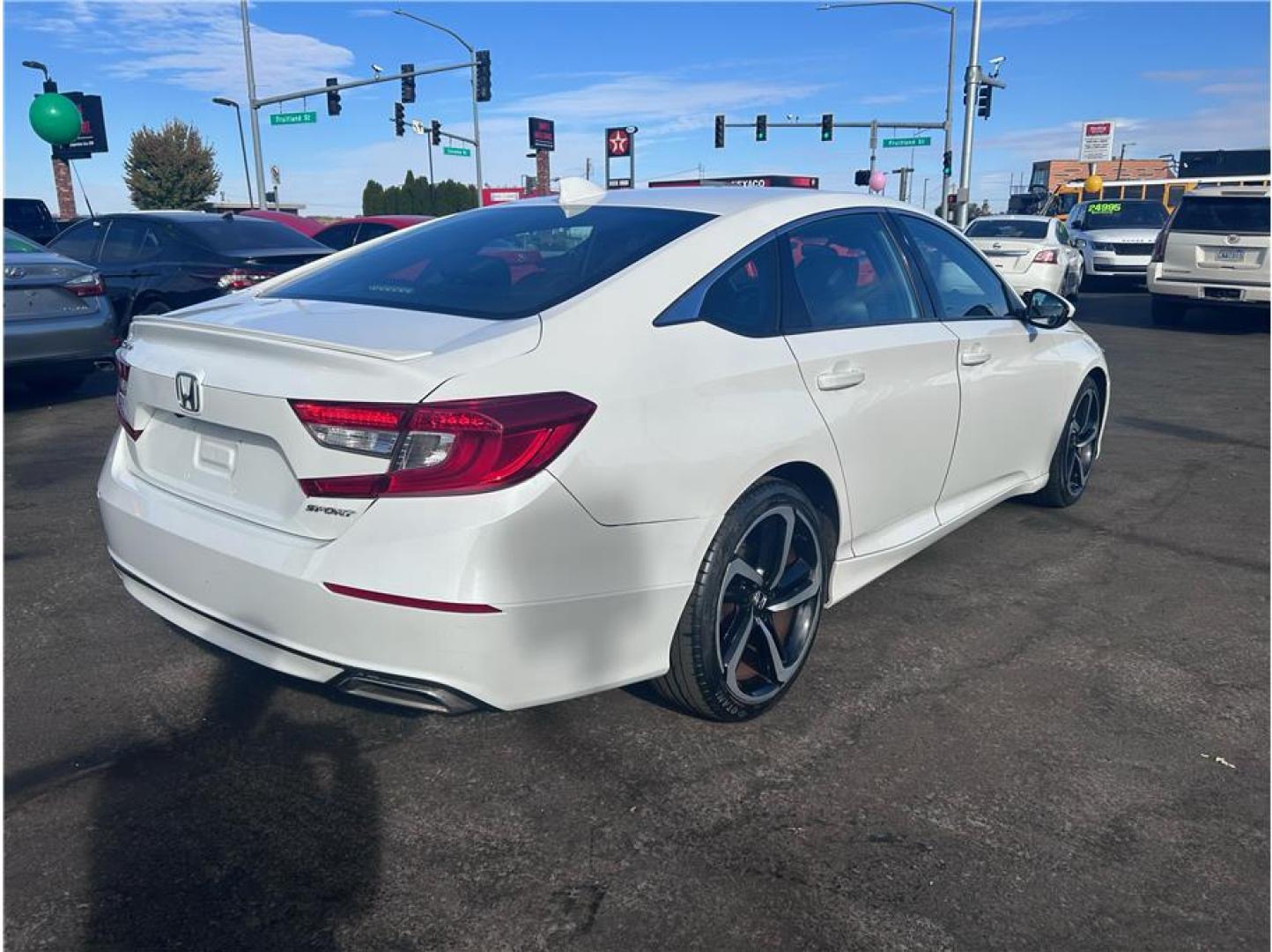 2018 White /No Color Honda Accord (1HGCV1F33JA) with an 4-Cyl, i-VTEC, Turbo, 1.5 Liter engine, Auto, CVT w/Sport Mode transmission, located at 607 W Columbia Drive, Kennewick, WA, 99336, (509) 987-1069, 46.216743, -119.126404- Photo#4