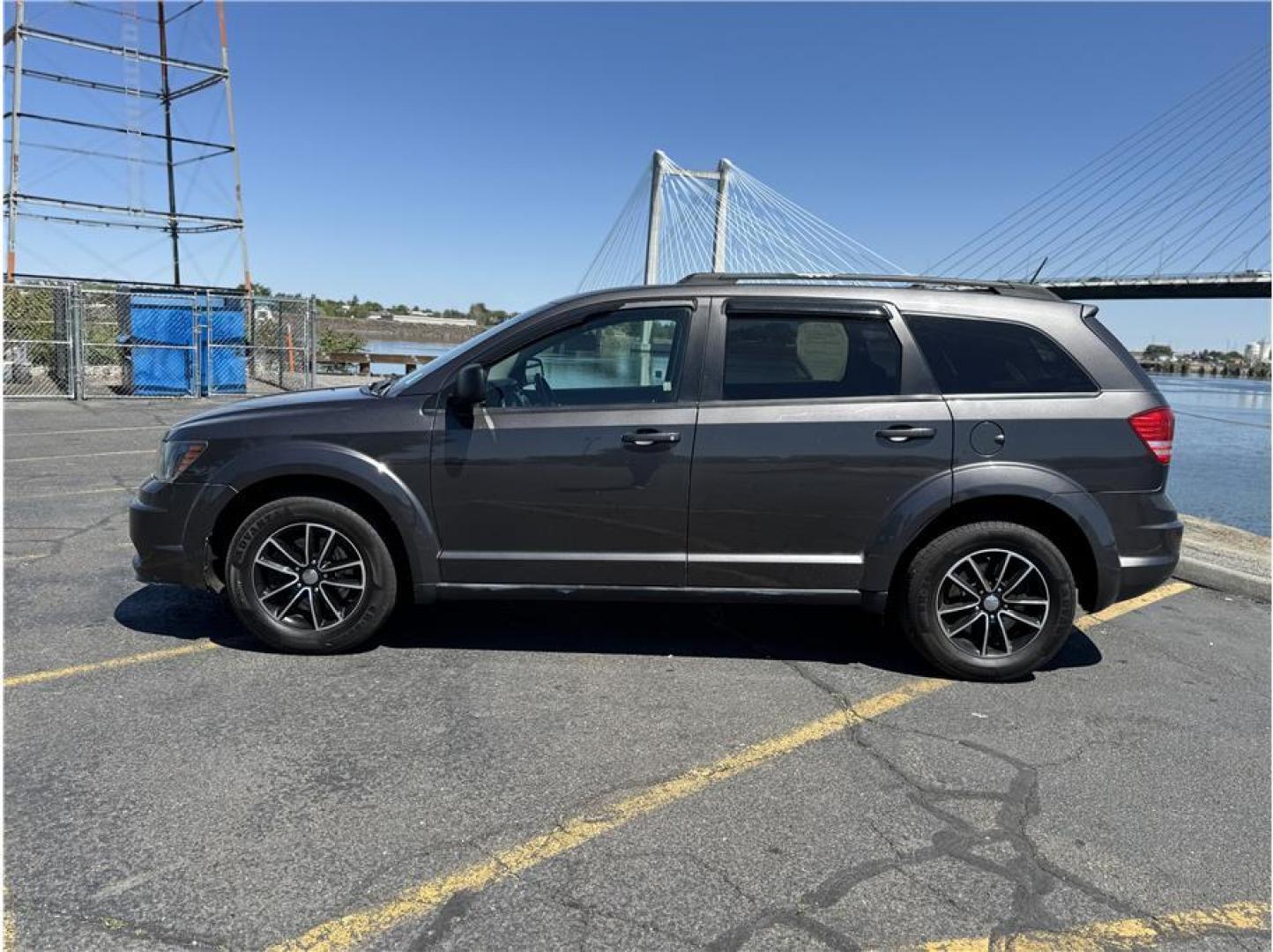 2017 Gray /No Color Dodge Journey SE Sport Utility 4D (3C4PDCAB7HT) with an 4-Cyl, 2.4 Liter engine, Auto, 4-Spd AutoStick transmission, located at 607 W Columbia Drive, Kennewick, WA, 99336, (509) 987-1069, 46.216743, -119.126404 - Photo#1