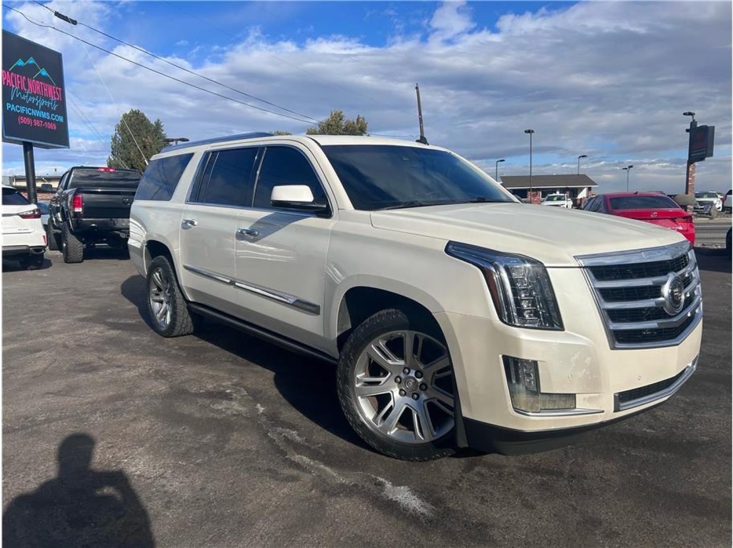 2015 Beige /No Color Cadillac Escalade ESV Premium Sport Utility 4D (1GYS4JKJ0FR) with an V8, 6.2 Liter engine, Auto, 6-Spd HD Overdrive transmission, located at 607 W Columbia Drive, Kennewick, WA, 99336, (509) 987-1069, 46.216743, -119.126404- Photo#2