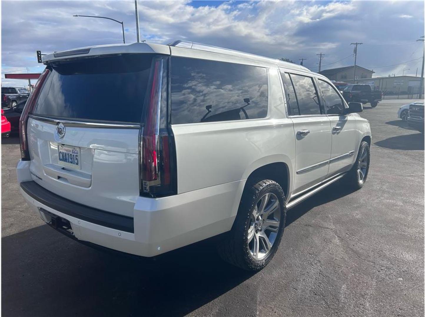 2015 Beige /No Color Cadillac Escalade ESV Premium Sport Utility 4D (1GYS4JKJ0FR) with an V8, 6.2 Liter engine, Auto, 6-Spd HD Overdrive transmission, located at 607 W Columbia Drive, Kennewick, WA, 99336, (509) 987-1069, 46.216743, -119.126404- Photo#4