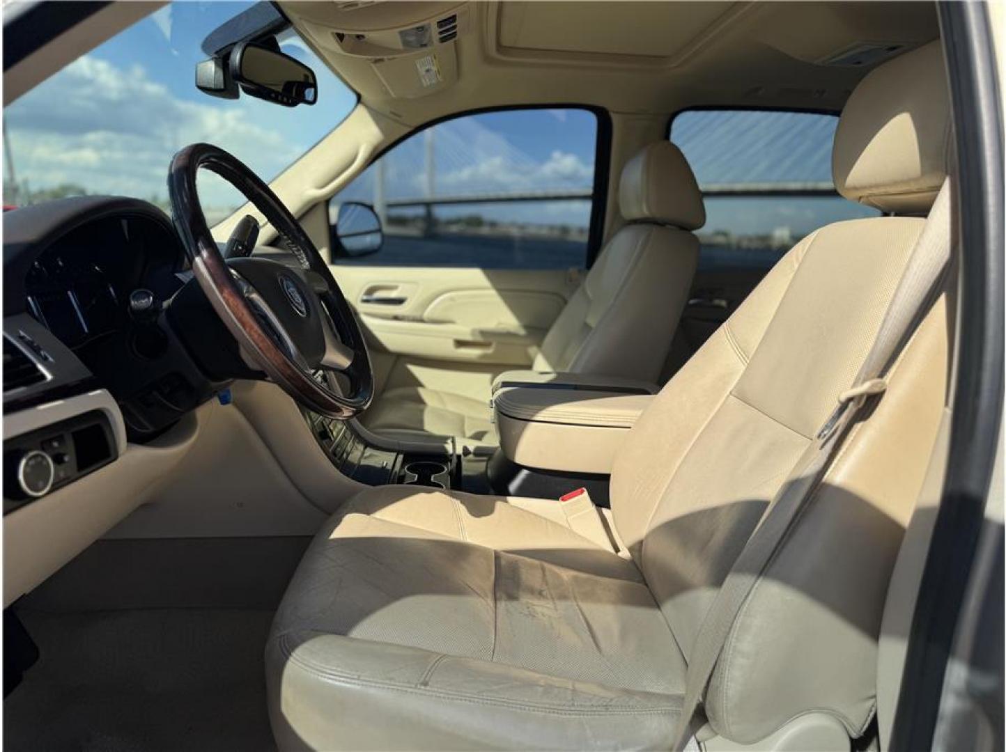 2008 Gold /No Color Cadillac Escalade (1GYFK63868R) with an V8, 6.2 Liter engine, Automatic, 6-Spd HD w/Overdrive transmission, located at 607 W Columbia Drive, Kennewick, WA, 99336, (509) 987-1069, 46.216743, -119.126404 - Photo#4