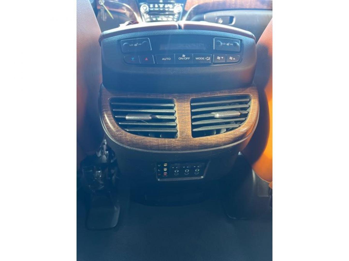 2011 White /No Color Acura MDX (2HNYD2H70BH) with an V6, VTEC, 3.7 Liter engine, Automatic, 6-Spd Sptshft transmission, located at 607 W Columbia Drive, Kennewick, WA, 99336, (509) 987-1069, 46.216743, -119.126404 - Photo#17