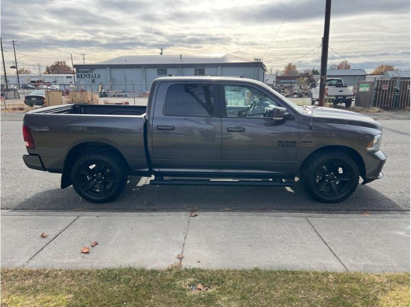 2018 Gray /No Color Ram 1500 Crew Cab (1C6RR7MT3JS) with an V8, HEMI, 5.7 Liter engine, Automatic, 8-Spd transmission, located at 607 W Columbia Drive, Kennewick, WA, 99336, (509) 987-1069, 46.216743, -119.126404 - Photo#3