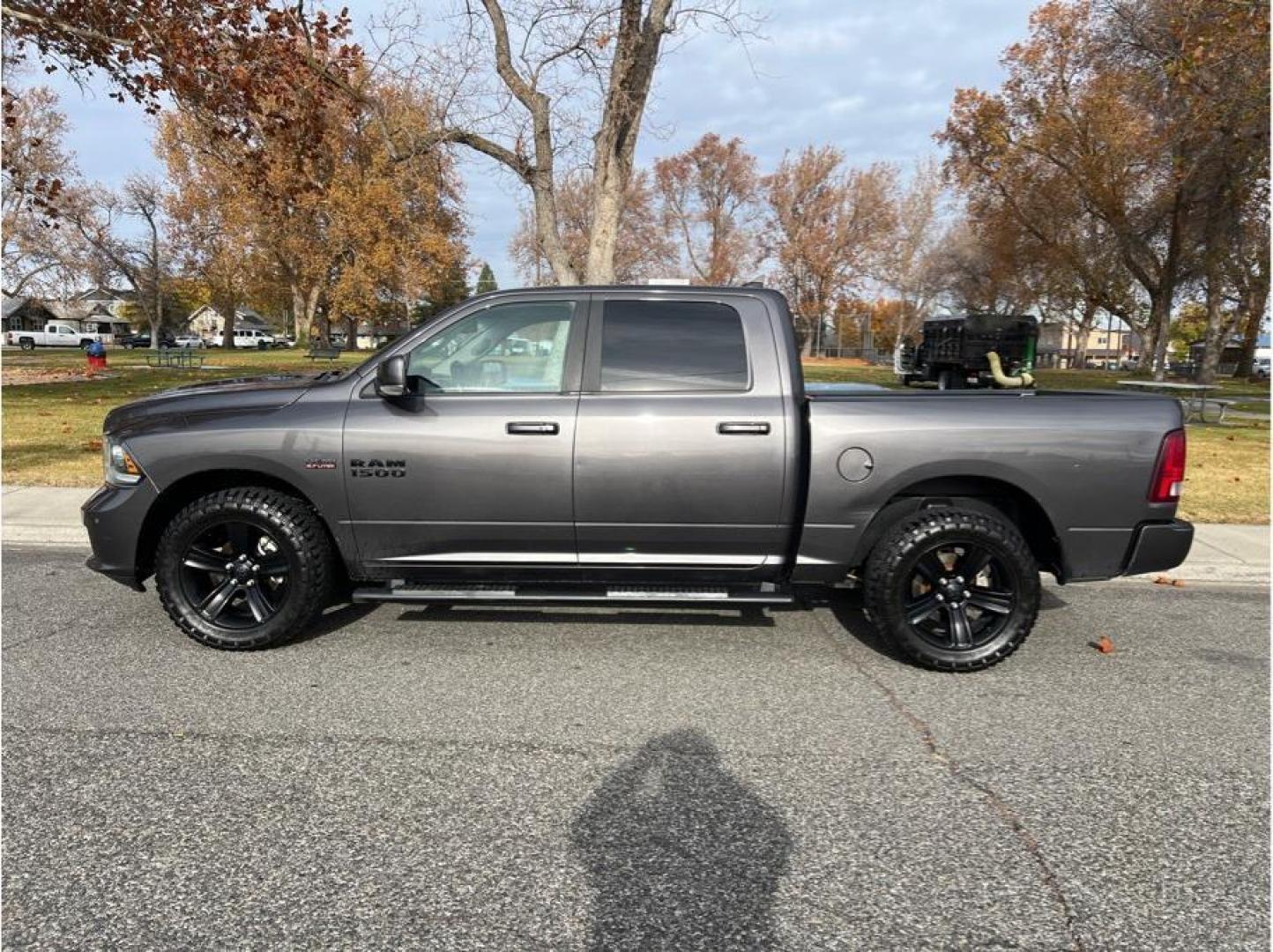2018 Gray /No Color Ram 1500 Crew Cab (1C6RR7MT3JS) with an V8, HEMI, 5.7 Liter engine, Automatic, 8-Spd transmission, located at 607 W Columbia Drive, Kennewick, WA, 99336, (509) 987-1069, 46.216743, -119.126404 - Photo#7