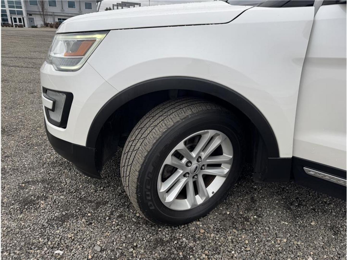 2017 White /No Color Ford Explorer (1FM5K7DH7HG) with an 4-Cyl, EcoBoost, 2.3T engine, Auto, 6-Spd SelectShift transmission, located at 607 W Columbia Drive, Kennewick, WA, 99336, (509) 987-1069, 46.216743, -119.126404 - Photo#15