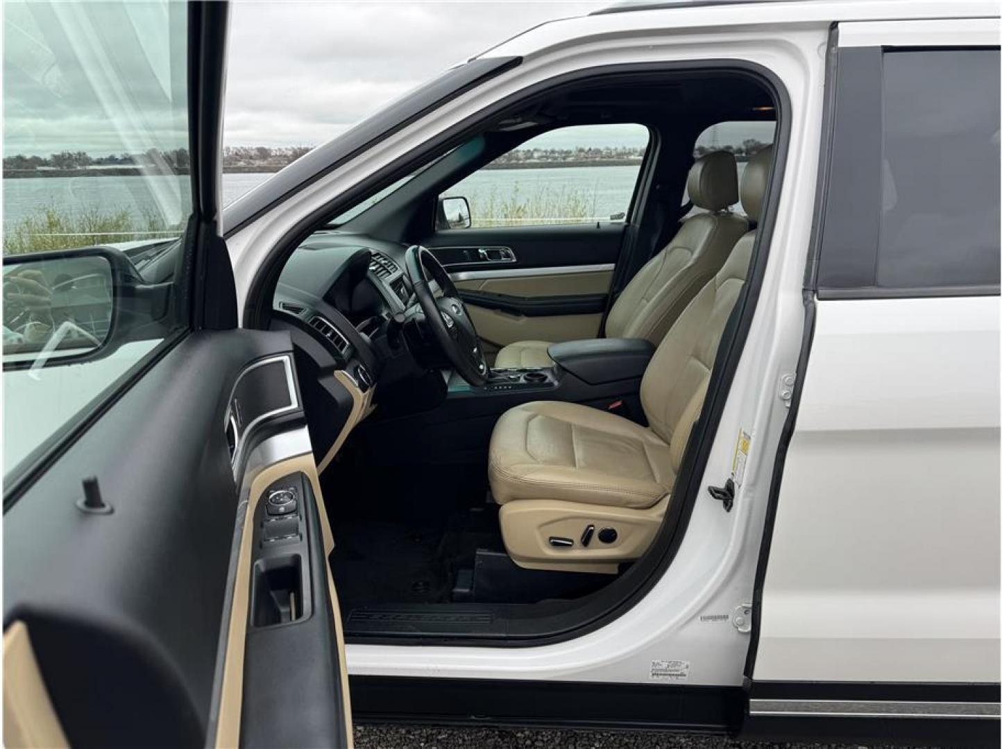 2017 White /No Color Ford Explorer (1FM5K7DH7HG) with an 4-Cyl, EcoBoost, 2.3T engine, Auto, 6-Spd SelectShift transmission, located at 607 W Columbia Drive, Kennewick, WA, 99336, (509) 987-1069, 46.216743, -119.126404 - Photo#7