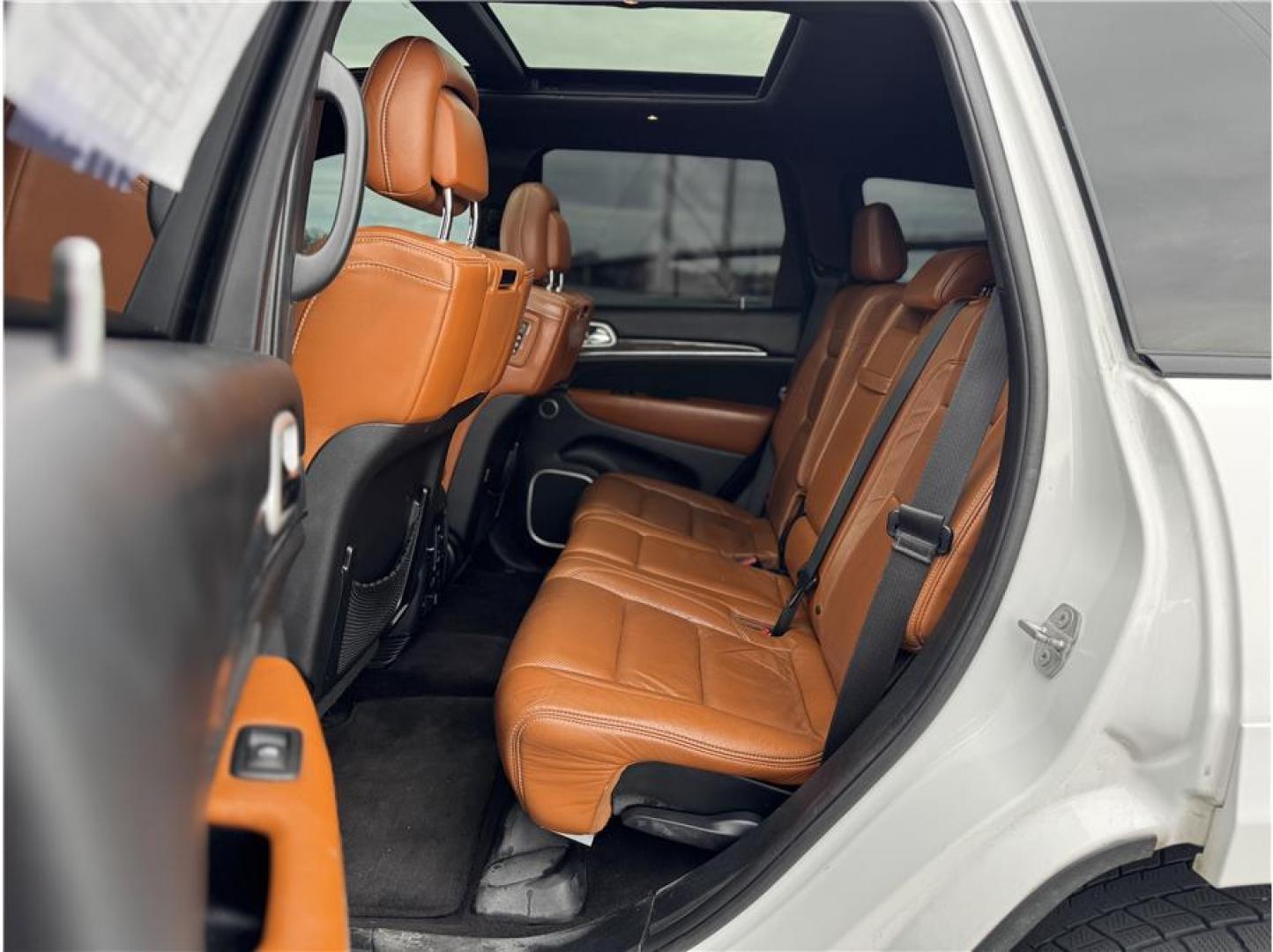 2016 White /No Color Jeep Grand Cherokee (1C4RJFDJ1GC) with an V8, HEMI, 6.4 Liter engine, Automatic, 8-Spd transmission, located at 607 W Columbia Drive, Kennewick, WA, 99336, (509) 987-1069, 46.216743, -119.126404 - Photo#2