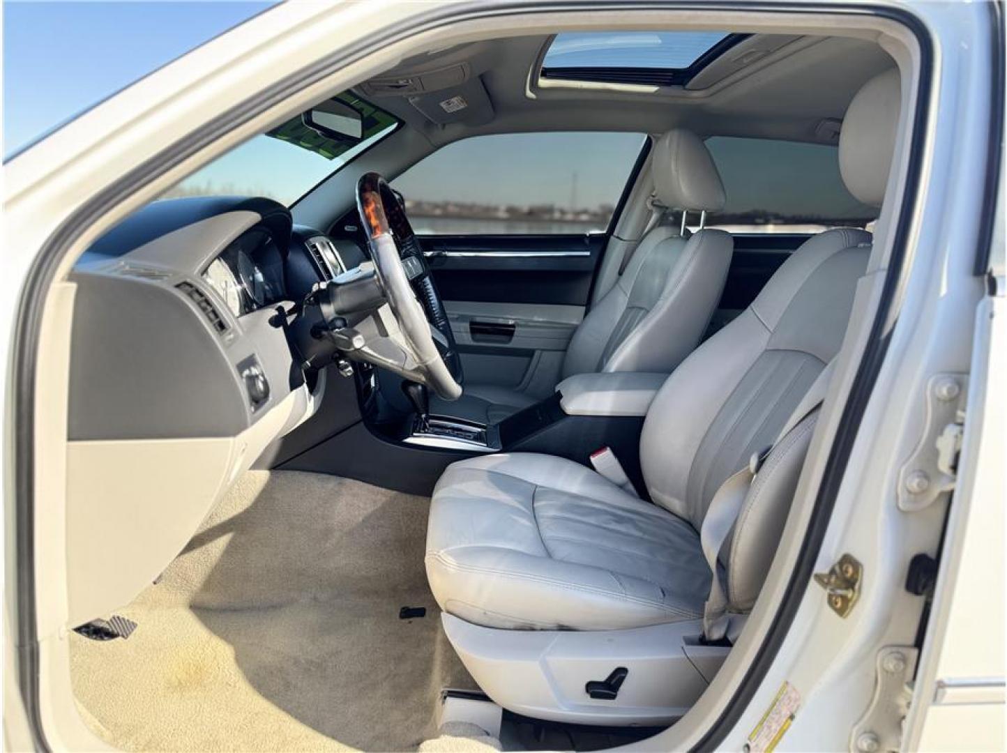 2006 White /No Color Chrysler 300 (2C3KK63H36H) with an V8, HEMI, 5.7 Liter engine, Automatic transmission, located at 607 W Columbia Drive, Kennewick, WA, 99336, (509) 987-1069, 46.216743, -119.126404 - Photo#9