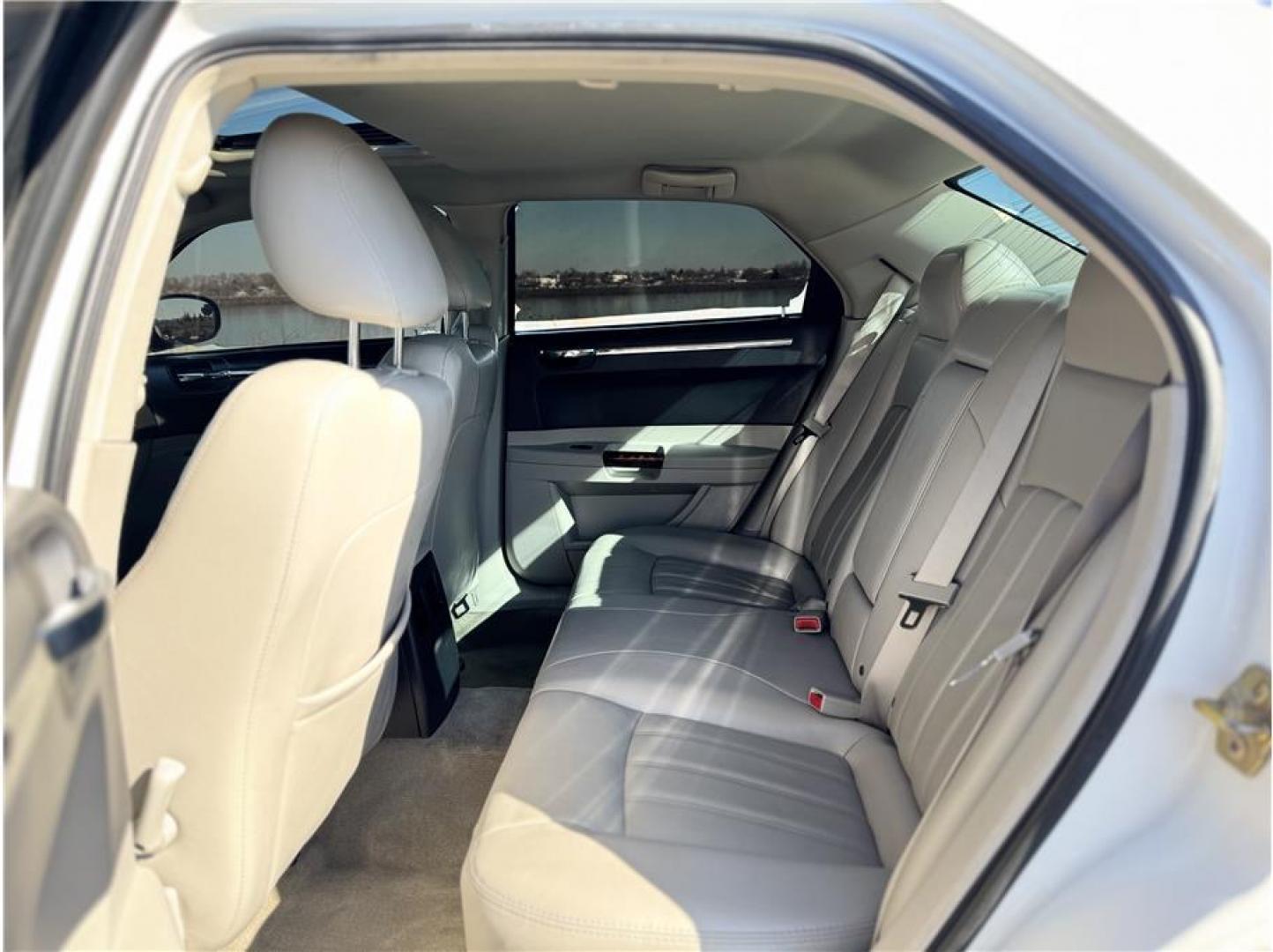 2006 White /No Color Chrysler 300 (2C3KK63H36H) with an V8, HEMI, 5.7 Liter engine, Automatic transmission, located at 607 W Columbia Drive, Kennewick, WA, 99336, (509) 987-1069, 46.216743, -119.126404 - Photo#2