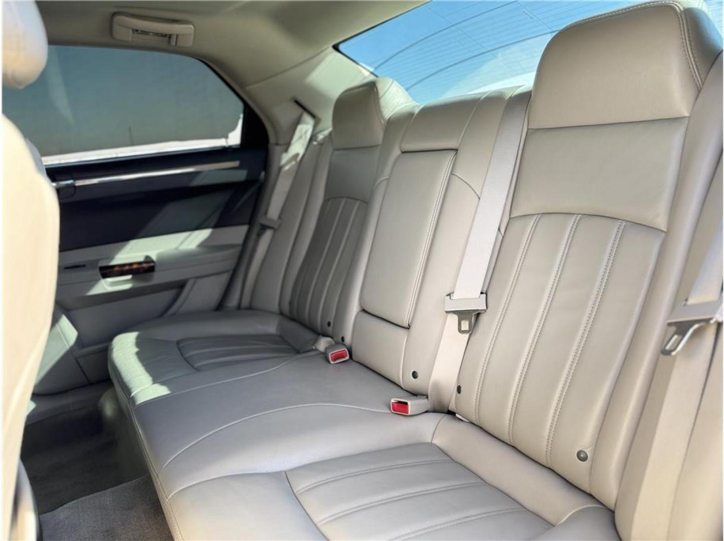 2006 White /No Color Chrysler 300 (2C3KK63H36H) with an V8, HEMI, 5.7 Liter engine, Automatic transmission, located at 607 W Columbia Drive, Kennewick, WA, 99336, (509) 987-1069, 46.216743, -119.126404 - Photo#3