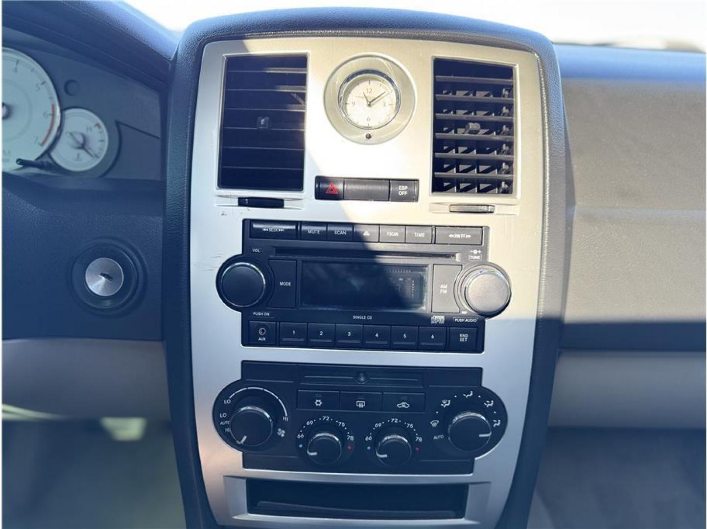 2006 White /No Color Chrysler 300 (2C3KK63H36H) with an V8, HEMI, 5.7 Liter engine, Automatic transmission, located at 607 W Columbia Drive, Kennewick, WA, 99336, (509) 987-1069, 46.216743, -119.126404 - Photo#7
