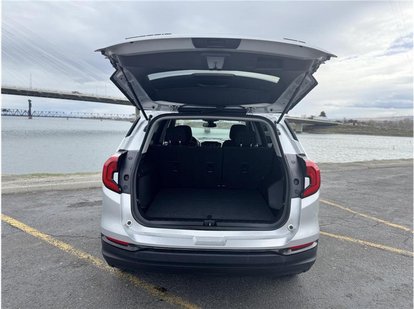 2020 Silver /No Color GMC Terrain (3GKALTEVXLL) with an 4-Cyl, Turbo, 1.5 Liter engine, Automatic, 9-Spd w/Overdrive 9T45 transmission, located at 607 W Columbia Drive, Kennewick, WA, 99336, (509) 987-1069, 46.216743, -119.126404 - Photo#14