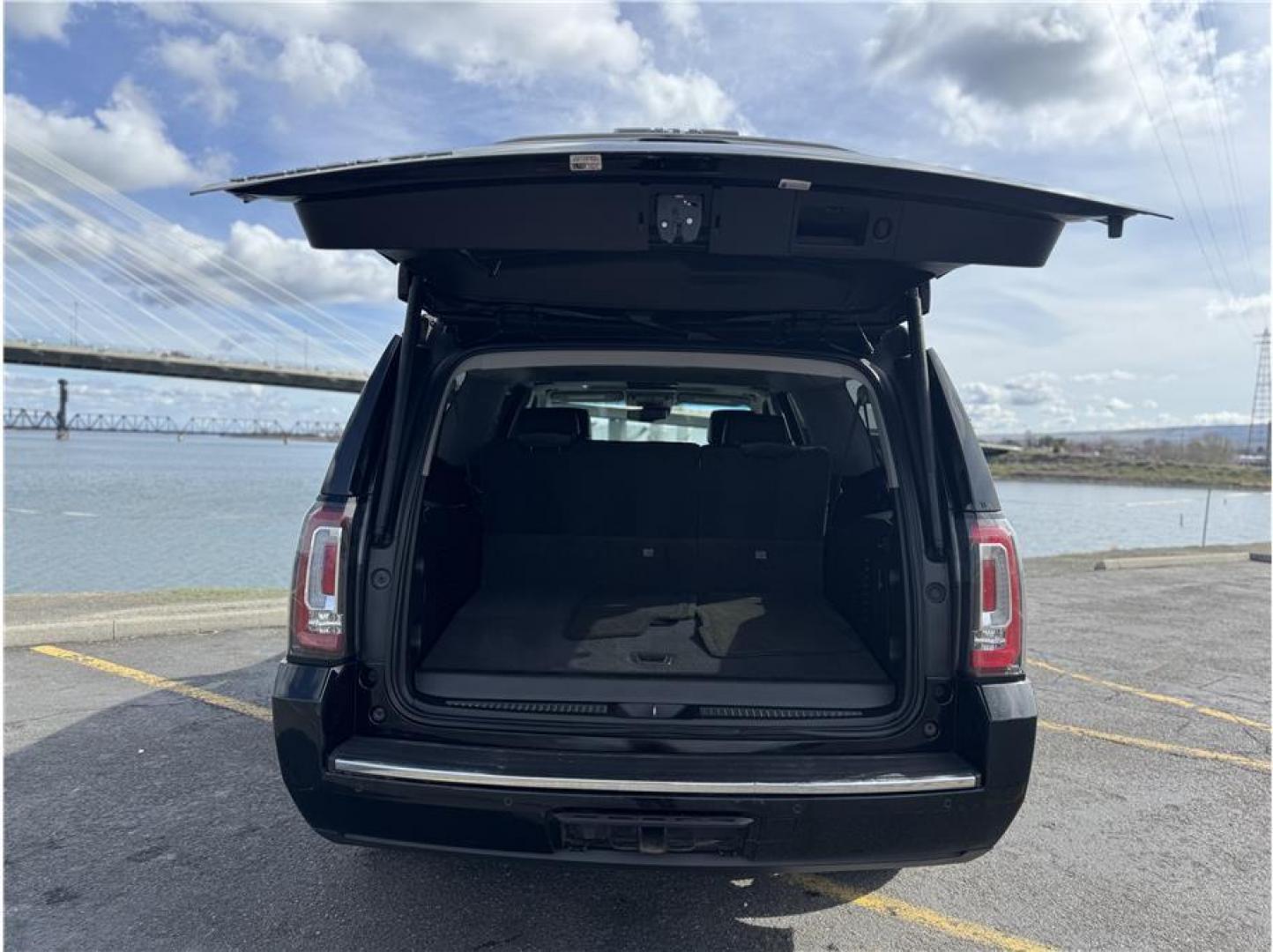 2015 Black /No Color GMC Yukon XL (1GKS2JKJ8FR) with an V8, EcoTec3, FF, 6.2L engine, Auto, 6-Spd HD Overdrive transmission, located at 607 W Columbia Drive, Kennewick, WA, 99336, (509) 987-1069, 46.216743, -119.126404 - Photo#15
