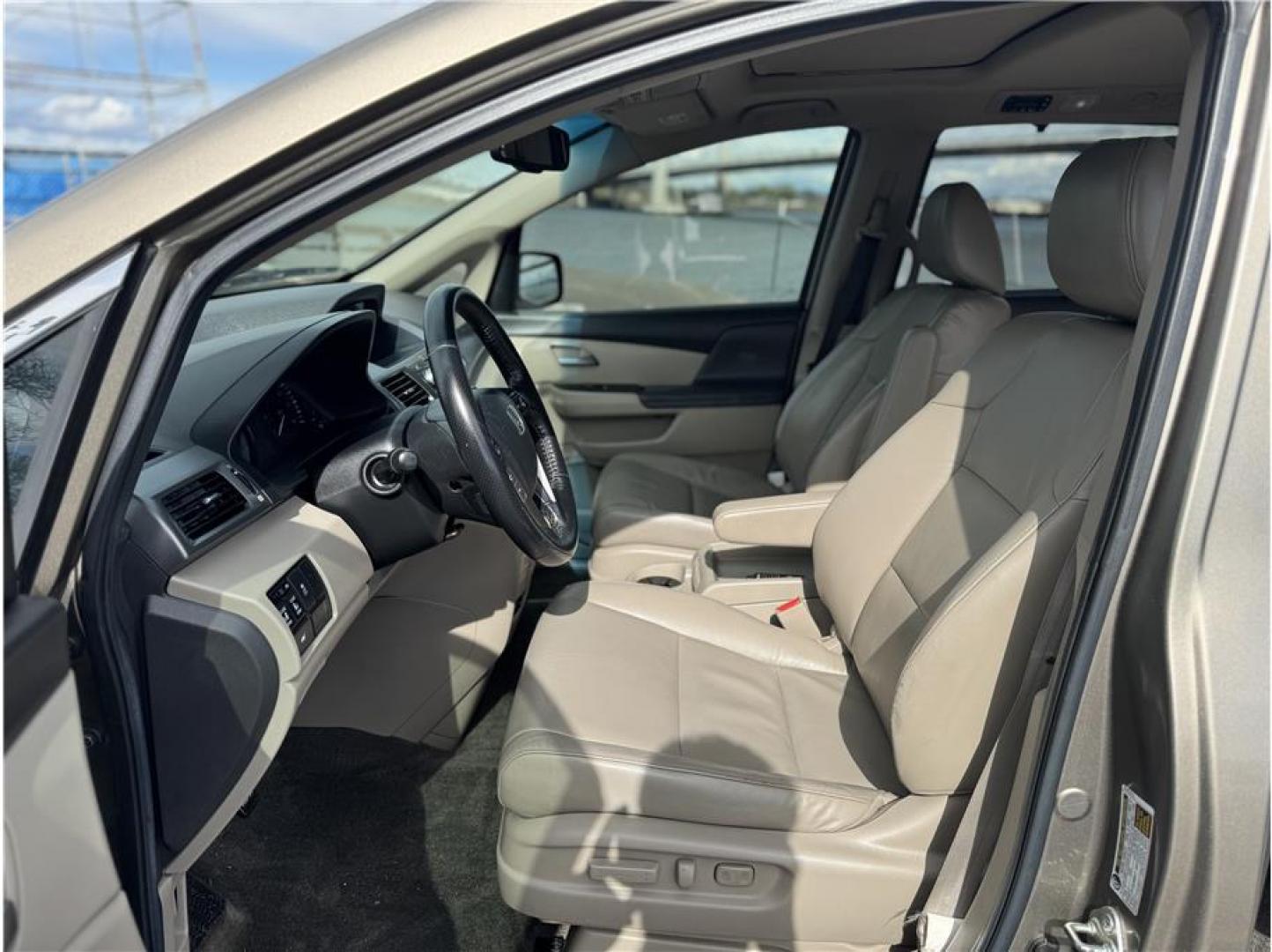 2013 Gold /No Color Honda Odyssey (5FNRL5H63DB) with an V6, i-VTEC, 3.5 Liter engine, Automatic, 5-Spd transmission, located at 607 W Columbia Drive, Kennewick, WA, 99336, (509) 987-1069, 46.216743, -119.126404 - Photo#8
