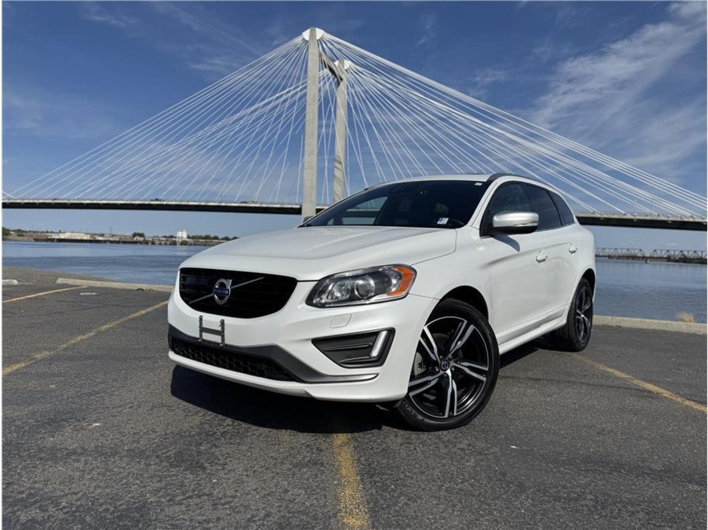 2017 White /No Color Volvo XC60 (YV449MRS5H2) with an 4-Cyl, Drv-E, Turbo, 2.0L engine, Auto, 8-Spd Geartronic transmission, located at 607 W Columbia Drive, Kennewick, WA, 99336, (509) 987-1069, 46.216743, -119.126404 - Photo#0