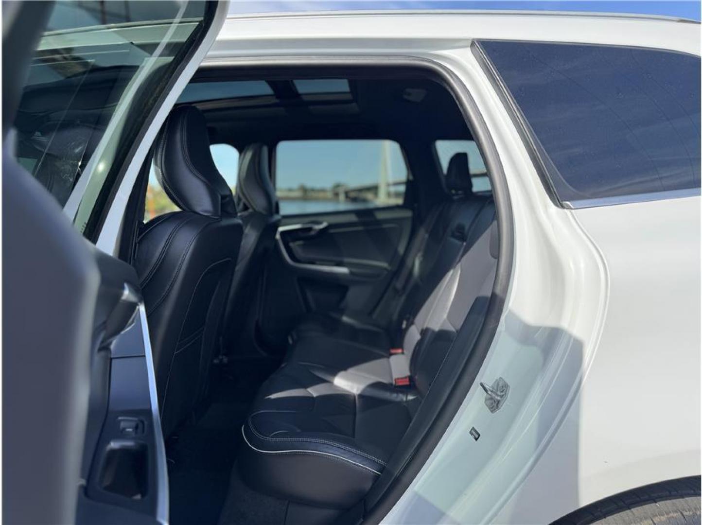 2017 White /No Color Volvo XC60 (YV449MRS5H2) with an 4-Cyl, Drv-E, Turbo, 2.0L engine, Auto, 8-Spd Geartronic transmission, located at 607 W Columbia Drive, Kennewick, WA, 99336, (509) 987-1069, 46.216743, -119.126404 - Photo#2