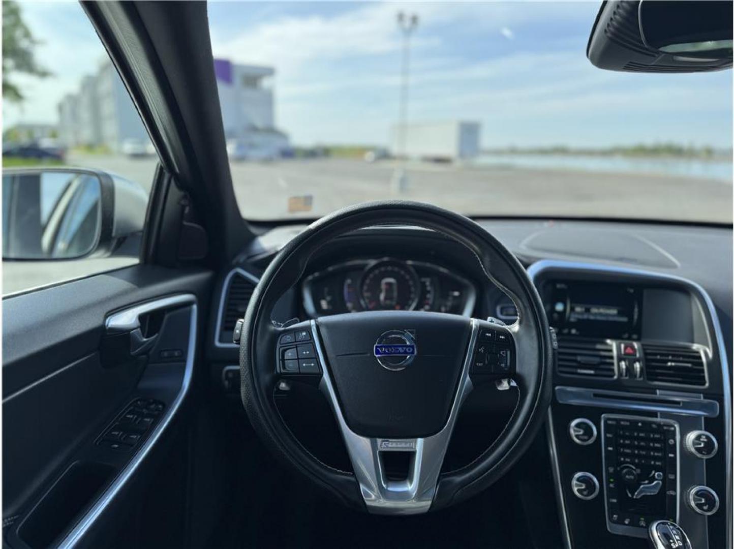 2017 White /No Color Volvo XC60 (YV449MRS5H2) with an 4-Cyl, Drv-E, Turbo, 2.0L engine, Auto, 8-Spd Geartronic transmission, located at 607 W Columbia Drive, Kennewick, WA, 99336, (509) 987-1069, 46.216743, -119.126404 - Photo#4
