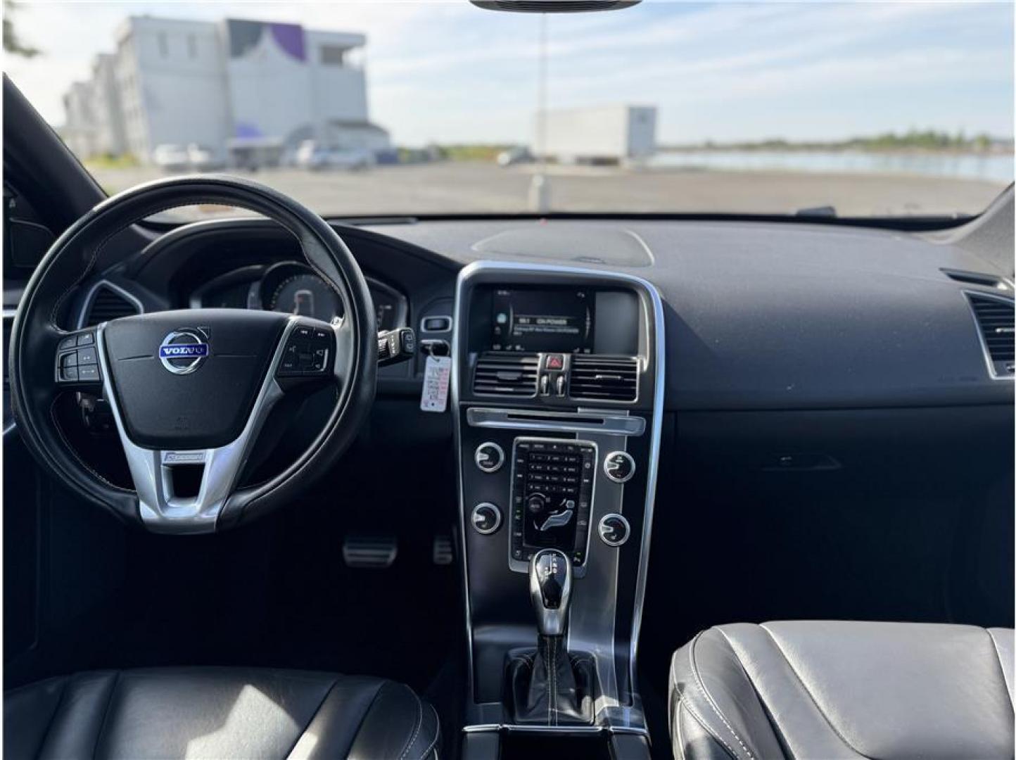 2017 White /No Color Volvo XC60 (YV449MRS5H2) with an 4-Cyl, Drv-E, Turbo, 2.0L engine, Auto, 8-Spd Geartronic transmission, located at 607 W Columbia Drive, Kennewick, WA, 99336, (509) 987-1069, 46.216743, -119.126404 - Photo#5