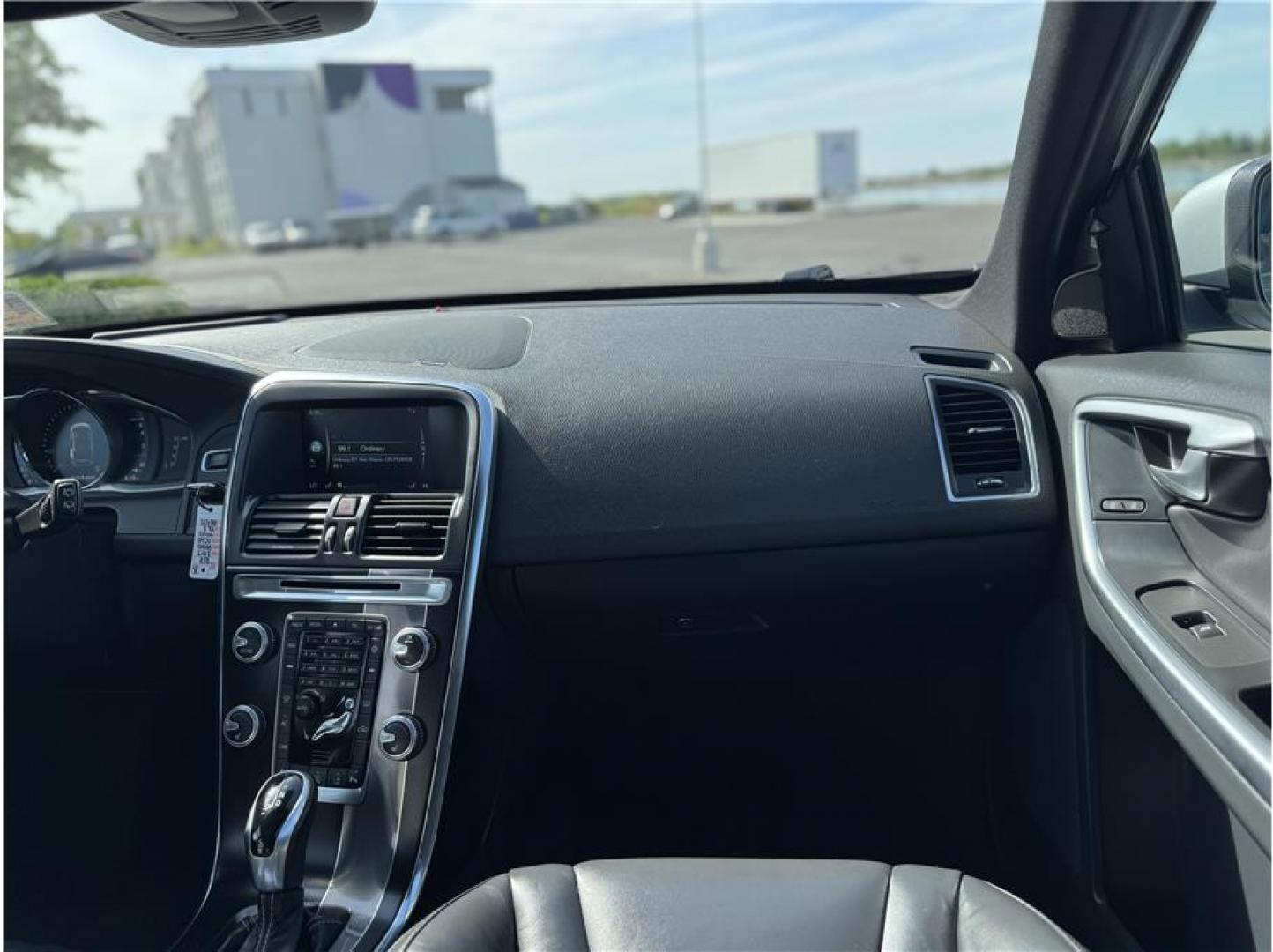 2017 White /No Color Volvo XC60 (YV449MRS5H2) with an 4-Cyl, Drv-E, Turbo, 2.0L engine, Auto, 8-Spd Geartronic transmission, located at 607 W Columbia Drive, Kennewick, WA, 99336, (509) 987-1069, 46.216743, -119.126404 - Photo#6