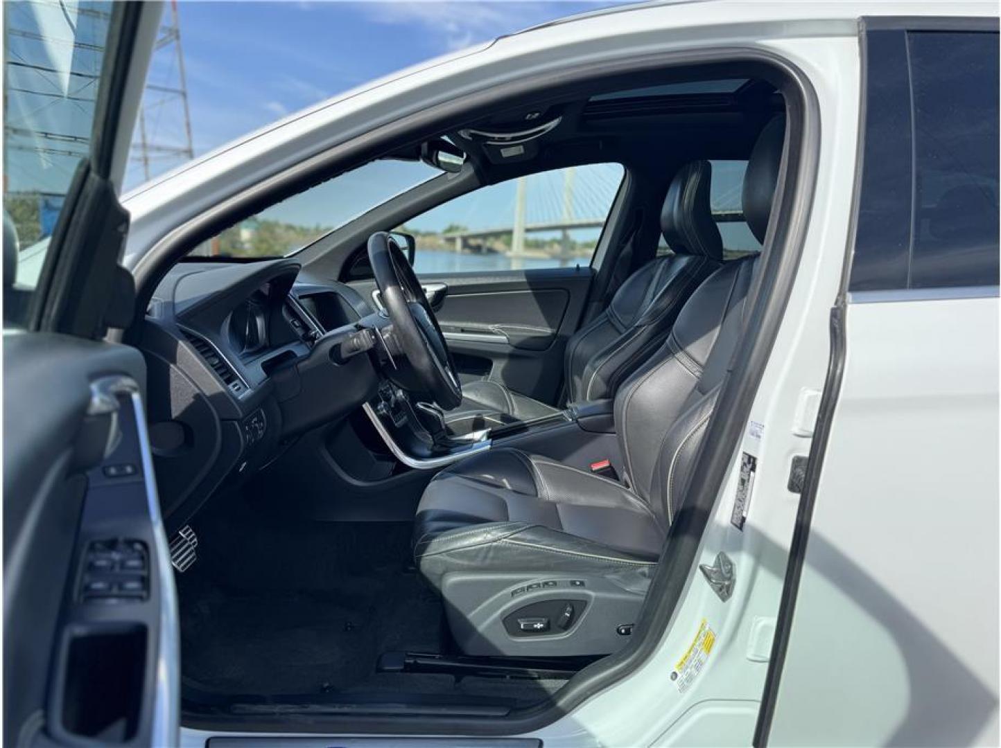 2017 White /No Color Volvo XC60 (YV449MRS5H2) with an 4-Cyl, Drv-E, Turbo, 2.0L engine, Auto, 8-Spd Geartronic transmission, located at 607 W Columbia Drive, Kennewick, WA, 99336, (509) 987-1069, 46.216743, -119.126404 - Photo#7