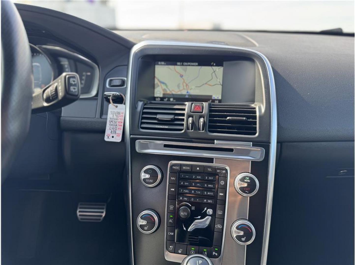 2017 White /No Color Volvo XC60 (YV449MRS5H2) with an 4-Cyl, Drv-E, Turbo, 2.0L engine, Auto, 8-Spd Geartronic transmission, located at 607 W Columbia Drive, Kennewick, WA, 99336, (509) 987-1069, 46.216743, -119.126404 - Photo#9