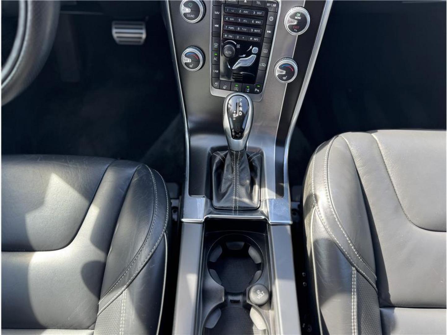 2017 White /No Color Volvo XC60 (YV449MRS5H2) with an 4-Cyl, Drv-E, Turbo, 2.0L engine, Auto, 8-Spd Geartronic transmission, located at 607 W Columbia Drive, Kennewick, WA, 99336, (509) 987-1069, 46.216743, -119.126404 - Photo#10
