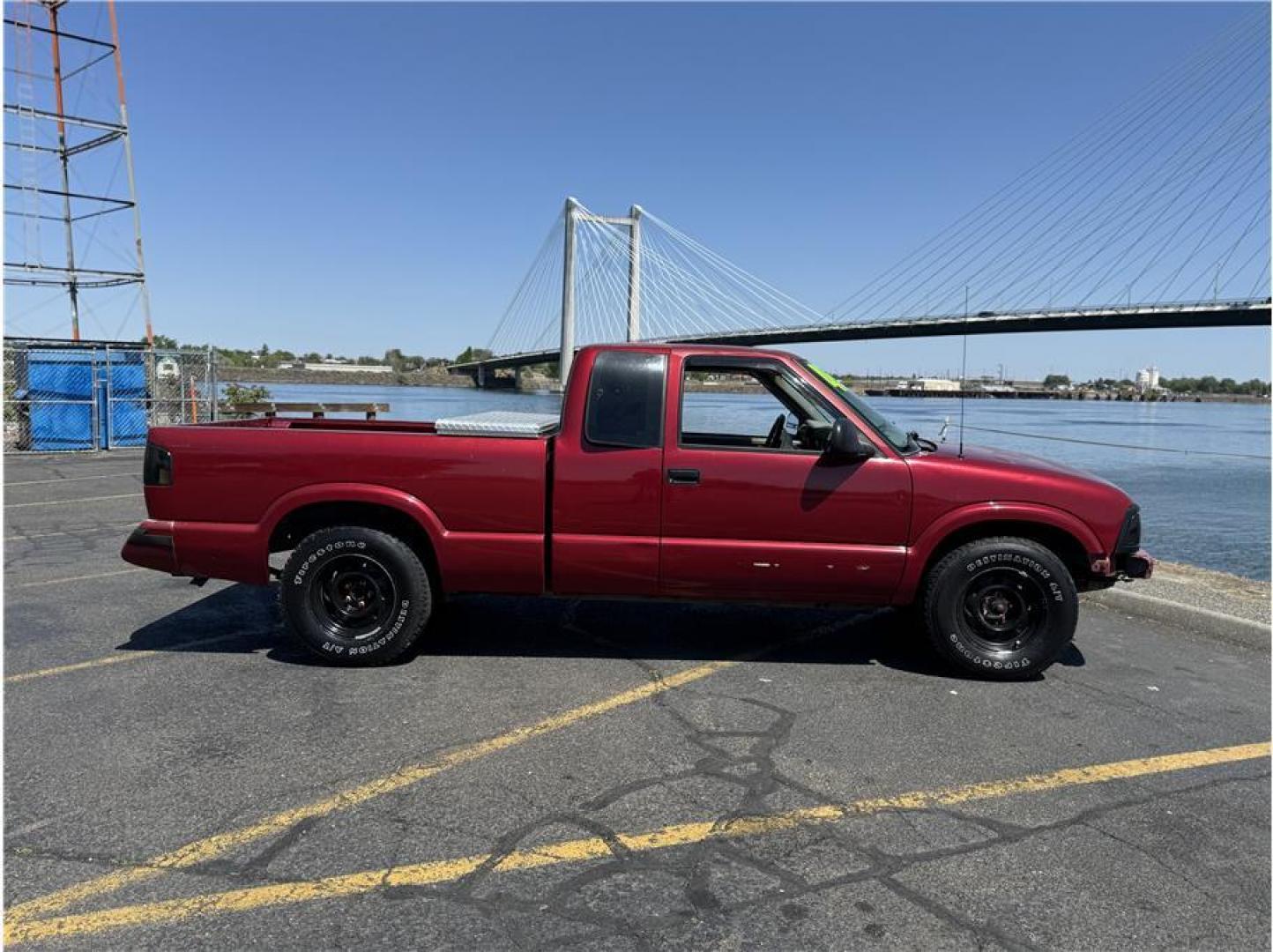 1997 Red /No Color Chevrolet S10 Extended Cab (1GCCS1943V8) with an 4-Cyl, 2.2 Liter engine, Manual, 5-Spd transmission, located at 607 W Columbia Drive, Kennewick, WA, 99336, (509) 987-1069, 46.216743, -119.126404 - Photo#11