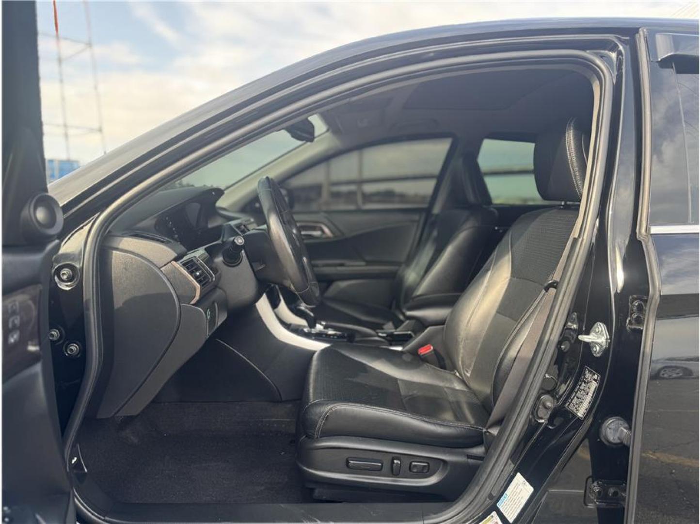 2017 Black /No Color Honda Accord Hybrid (JHMCR6F51HC) with an 4-Cyl, Hybrid VTEC 2.0L engine, Automatic, CVT transmission, located at 607 W Columbia Drive, Kennewick, WA, 99336, (509) 987-1069, 46.216743, -119.126404 - Photo#7