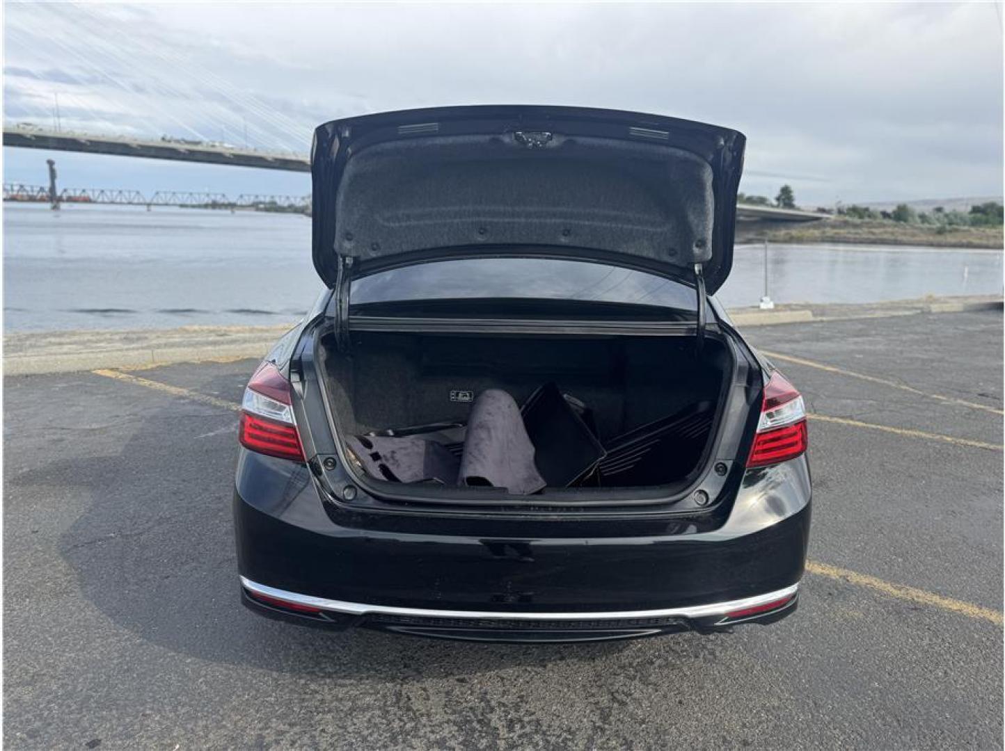2017 Black /No Color Honda Accord Hybrid (JHMCR6F51HC) with an 4-Cyl, Hybrid VTEC 2.0L engine, Automatic, CVT transmission, located at 607 W Columbia Drive, Kennewick, WA, 99336, (509) 987-1069, 46.216743, -119.126404 - Photo#14