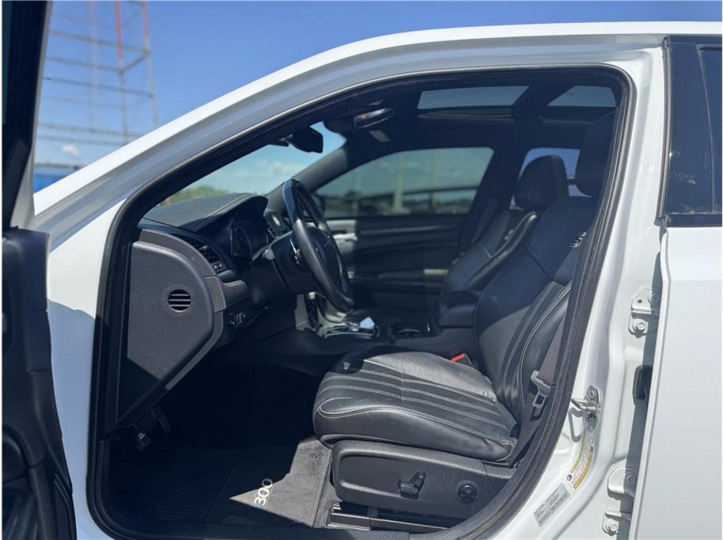 2016 White /No Color Chrysler 300 (2C3CCAGG2GH) with an V6, Flex Fuel, 3.6 Liter engine, Automatic, 8-Spd transmission, located at 607 W Columbia Drive, Kennewick, WA, 99336, (509) 987-1069, 46.216743, -119.126404 - Photo#7