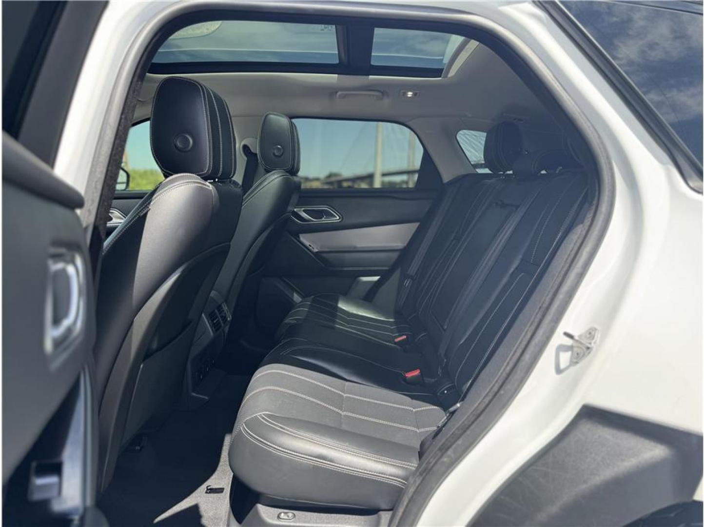 2019 White /No Color Land Rover Range Rover Velar (SALYB2EN2KA) with an 4-Cyl, Turbo Diesel, 2.0 Liter engine, Automatic, 8-Spd transmission, located at 607 W Columbia Drive, Kennewick, WA, 99336, (509) 987-1069, 46.216743, -119.126404 - Photo#2