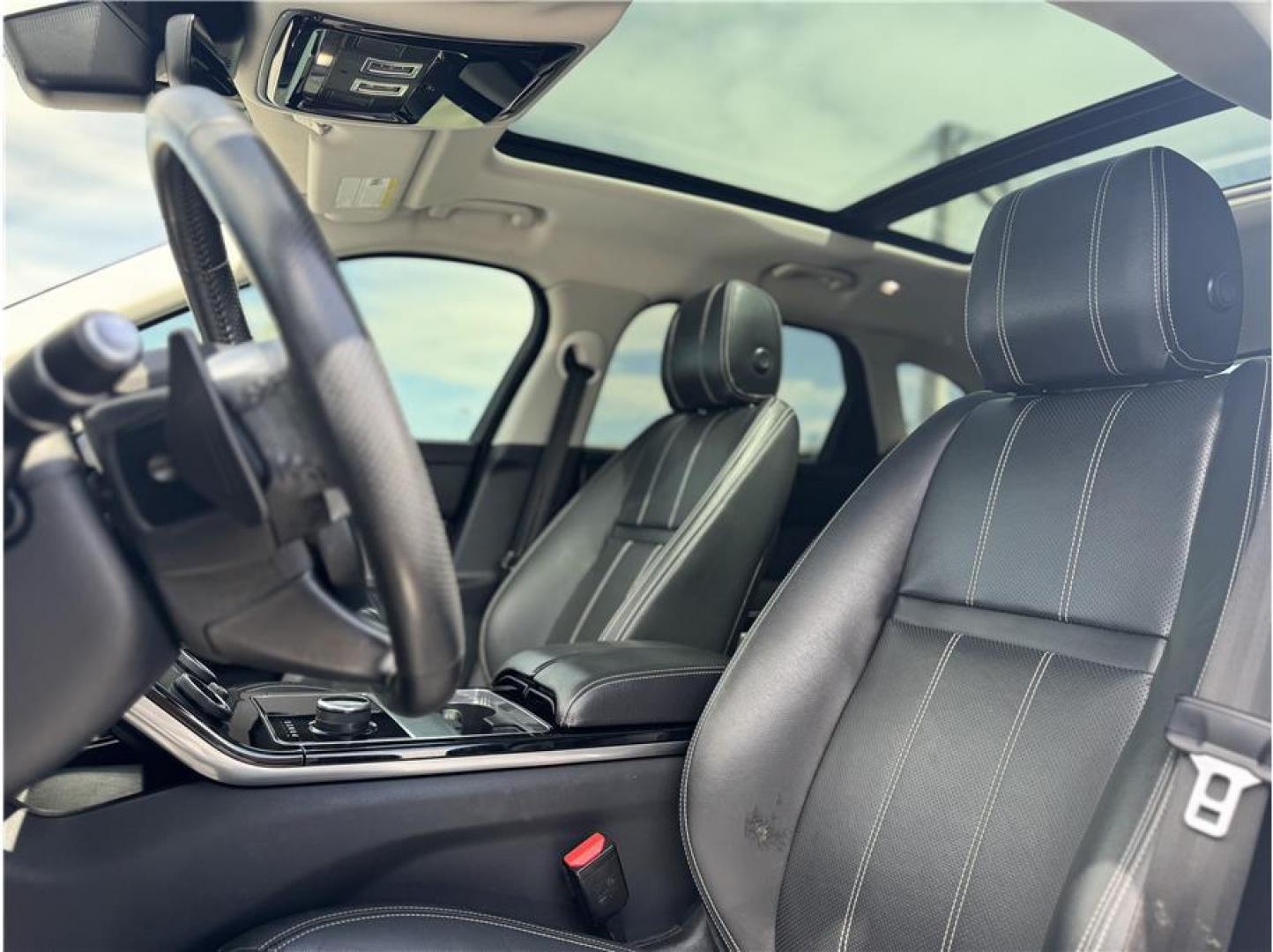 2019 White /No Color Land Rover Range Rover Velar (SALYB2EN2KA) with an 4-Cyl, Turbo Diesel, 2.0 Liter engine, Automatic, 8-Spd transmission, located at 607 W Columbia Drive, Kennewick, WA, 99336, (509) 987-1069, 46.216743, -119.126404 - Photo#8