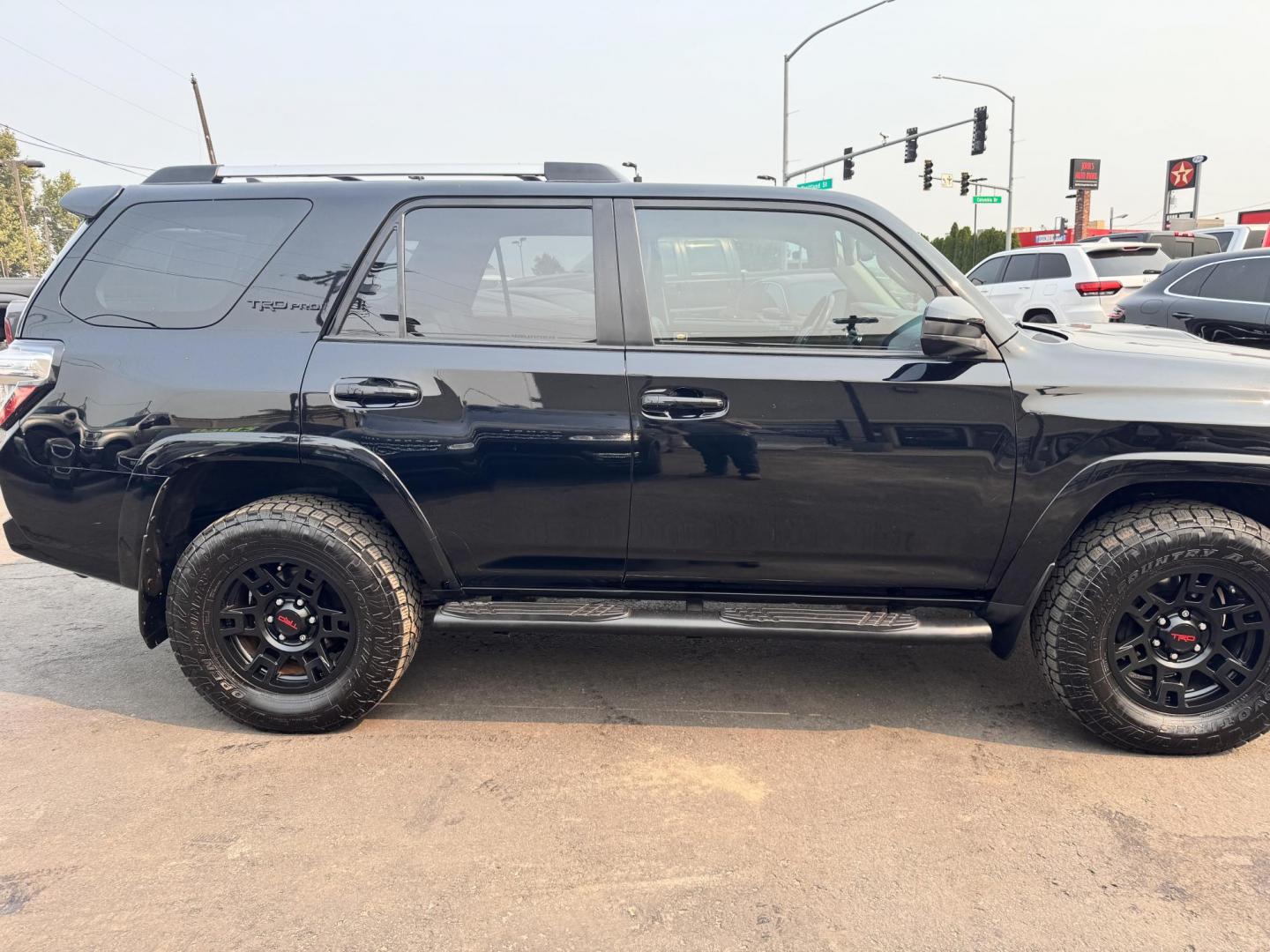 2015 Black /No Color Toyota 4Runner (JTEBU5JR5F5) with an V6, 4.0 Liter engine, Auto, 5-Spd SeqShft transmission, located at 607 W Columbia Drive, Kennewick, WA, 99336, (509) 987-1069, 46.216743, -119.126404 - Photo#5