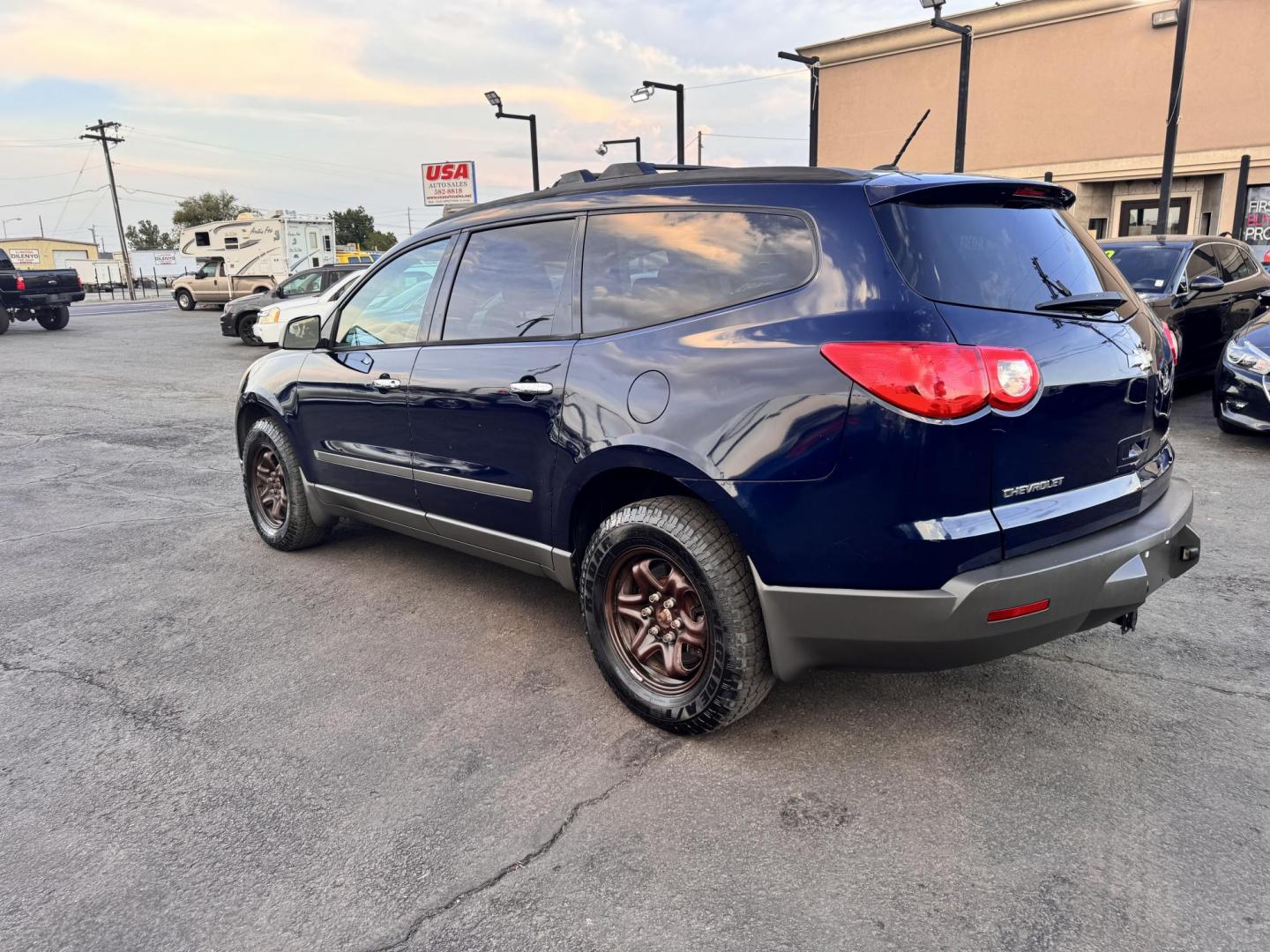 2010 Blue /No Color Chevrolet Traverse (1GNLVEED7AS) with an V6, 3.6 Liter engine, Automatic, 6-Spd w/Overdrive and Shift Control transmission, located at 607 W Columbia Drive, Kennewick, WA, 99336, (509) 987-1069, 46.216743, -119.126404 - Photo#2