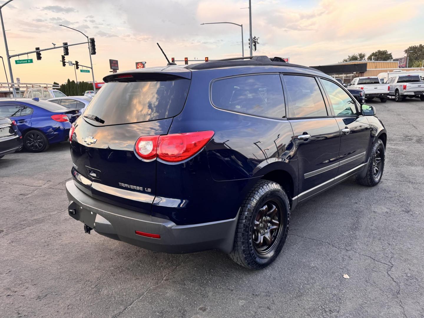 2010 Blue /No Color Chevrolet Traverse (1GNLVEED7AS) with an V6, 3.6 Liter engine, Automatic, 6-Spd w/Overdrive and Shift Control transmission, located at 607 W Columbia Drive, Kennewick, WA, 99336, (509) 987-1069, 46.216743, -119.126404 - Photo#5
