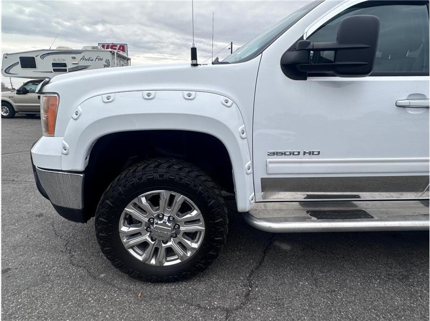 2013 White /No Color GMC Sierra 3500 HD Crew Cab (1GT424C86DF) with an V8, Turbo Diesel, 6.6 Liter engine, Auto, 6-Spd Allison w/OD transmission, located at 607 W Columbia Drive, Kennewick, WA, 99336, (509) 987-1069, 46.216743, -119.126404 - Photo#9