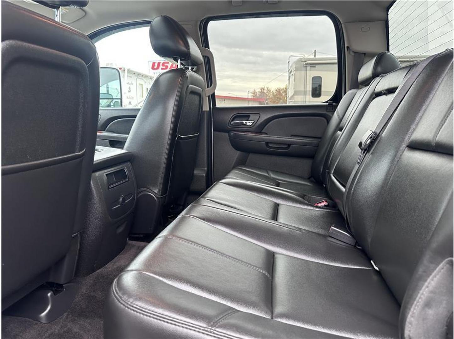 2013 White /No Color GMC Sierra 3500 HD Crew Cab (1GT424C86DF) with an V8, Turbo Diesel, 6.6 Liter engine, Auto, 6-Spd Allison w/OD transmission, located at 607 W Columbia Drive, Kennewick, WA, 99336, (509) 987-1069, 46.216743, -119.126404 - Photo#17