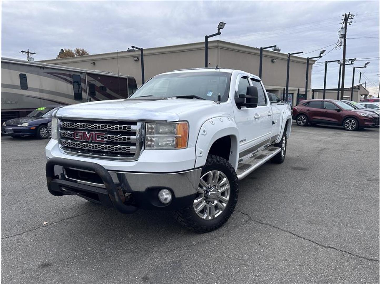 2013 White /No Color GMC Sierra 3500 HD Crew Cab (1GT424C86DF) with an V8, Turbo Diesel, 6.6 Liter engine, Auto, 6-Spd Allison w/OD transmission, located at 607 W Columbia Drive, Kennewick, WA, 99336, (509) 987-1069, 46.216743, -119.126404 - Photo#0