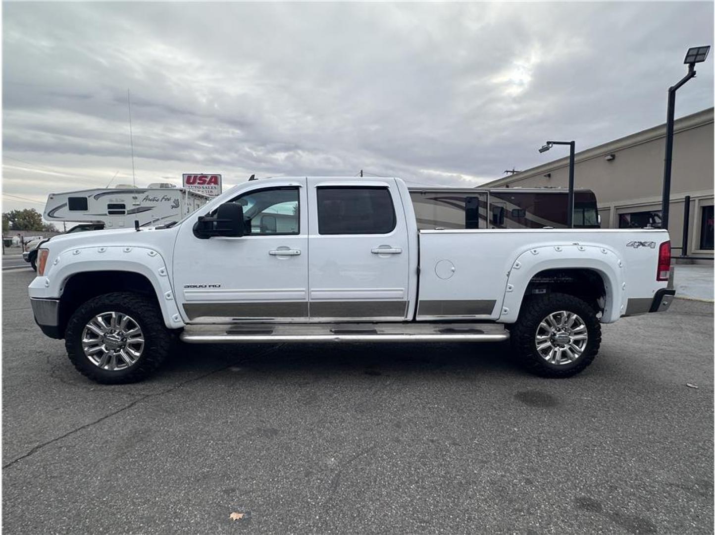 2013 White /No Color GMC Sierra 3500 HD Crew Cab (1GT424C86DF) with an V8, Turbo Diesel, 6.6 Liter engine, Auto, 6-Spd Allison w/OD transmission, located at 607 W Columbia Drive, Kennewick, WA, 99336, (509) 987-1069, 46.216743, -119.126404 - Photo#1
