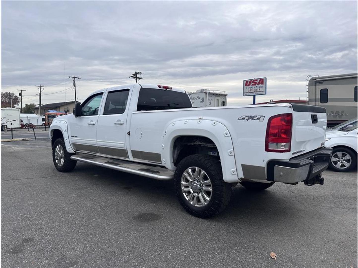 2013 White /No Color GMC Sierra 3500 HD Crew Cab (1GT424C86DF) with an V8, Turbo Diesel, 6.6 Liter engine, Auto, 6-Spd Allison w/OD transmission, located at 607 W Columbia Drive, Kennewick, WA, 99336, (509) 987-1069, 46.216743, -119.126404 - Photo#2