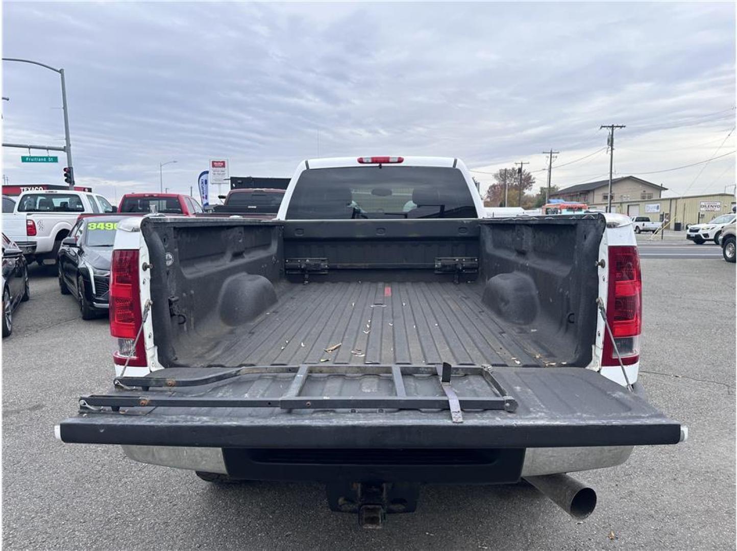 2013 White /No Color GMC Sierra 3500 HD Crew Cab (1GT424C86DF) with an V8, Turbo Diesel, 6.6 Liter engine, Auto, 6-Spd Allison w/OD transmission, located at 607 W Columbia Drive, Kennewick, WA, 99336, (509) 987-1069, 46.216743, -119.126404 - Photo#4