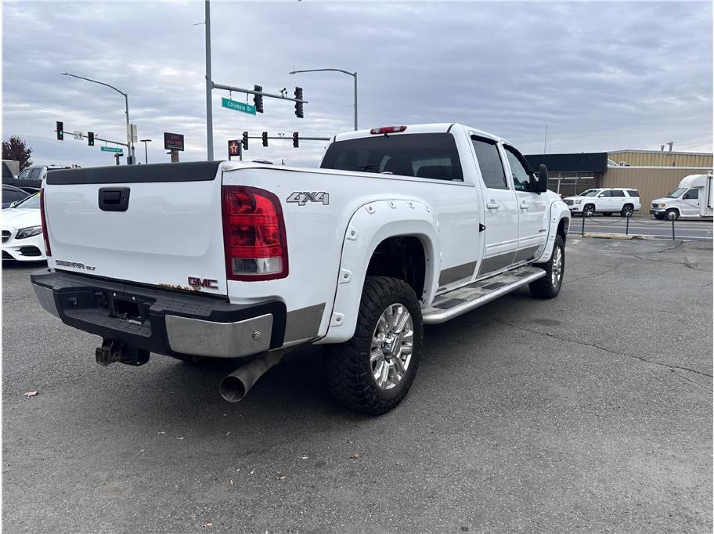 2013 White /No Color GMC Sierra 3500 HD Crew Cab (1GT424C86DF) with an V8, Turbo Diesel, 6.6 Liter engine, Auto, 6-Spd Allison w/OD transmission, located at 607 W Columbia Drive, Kennewick, WA, 99336, (509) 987-1069, 46.216743, -119.126404 - Photo#5