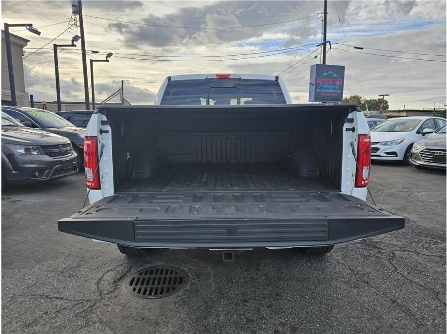 2015 White /No Color Ford F150 SuperCrew Cab (1FTEW1EGXFF) with an V6, EcoBoost, TT, 3.5L engine, Automatic, 6-Spd transmission, located at 607 W Columbia Drive, Kennewick, WA, 99336, (509) 987-1069, 46.216743, -119.126404 - Photo#4