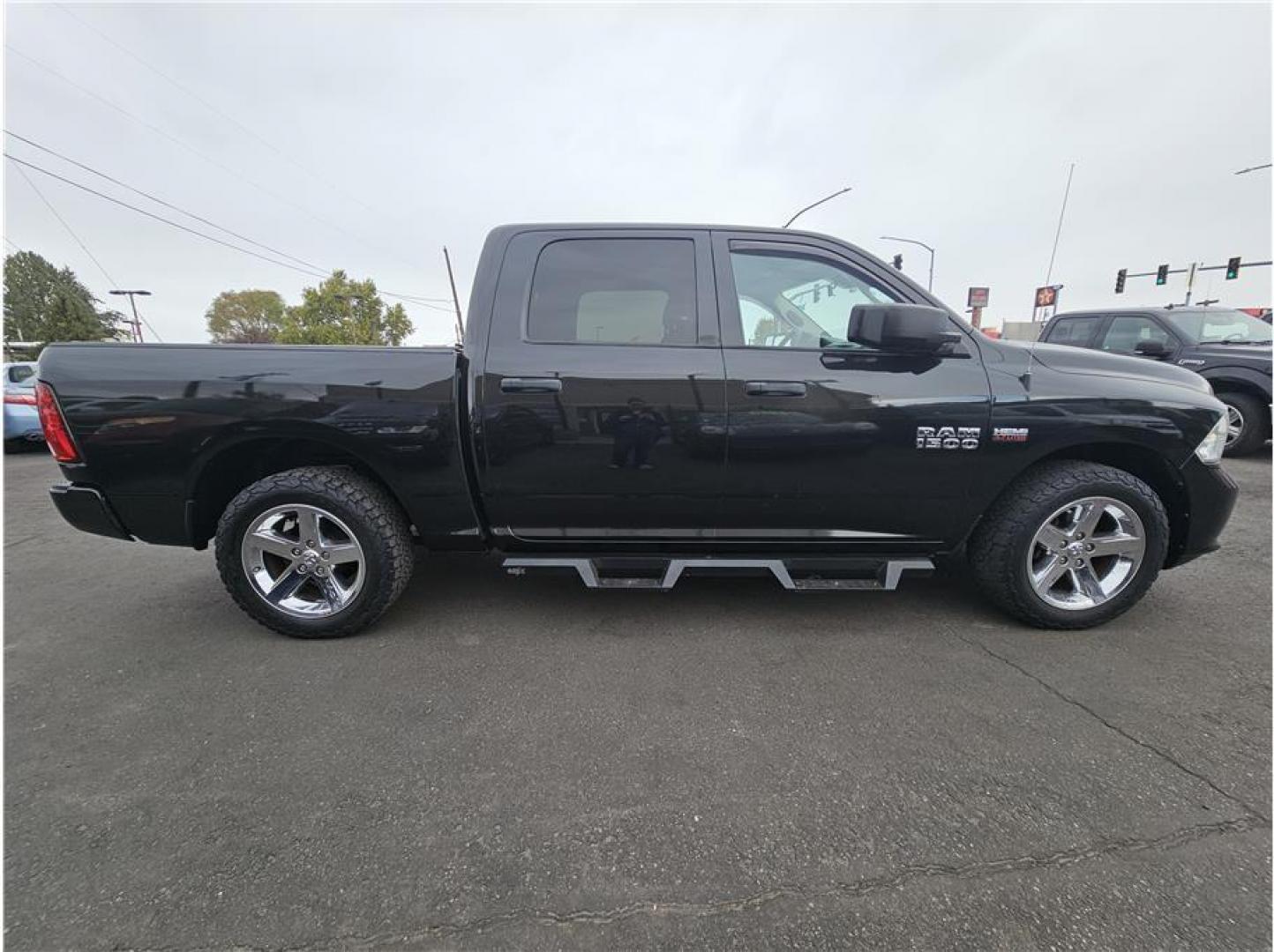 2017 Black /No Color Ram 1500 Crew Cab (3C6RR6KT8HG) with an V8, HEMI, 5.7 Liter engine, Automatic, 8-Spd transmission, located at 607 W Columbia Drive, Kennewick, WA, 99336, (509) 987-1069, 46.216743, -119.126404 - Photo#6