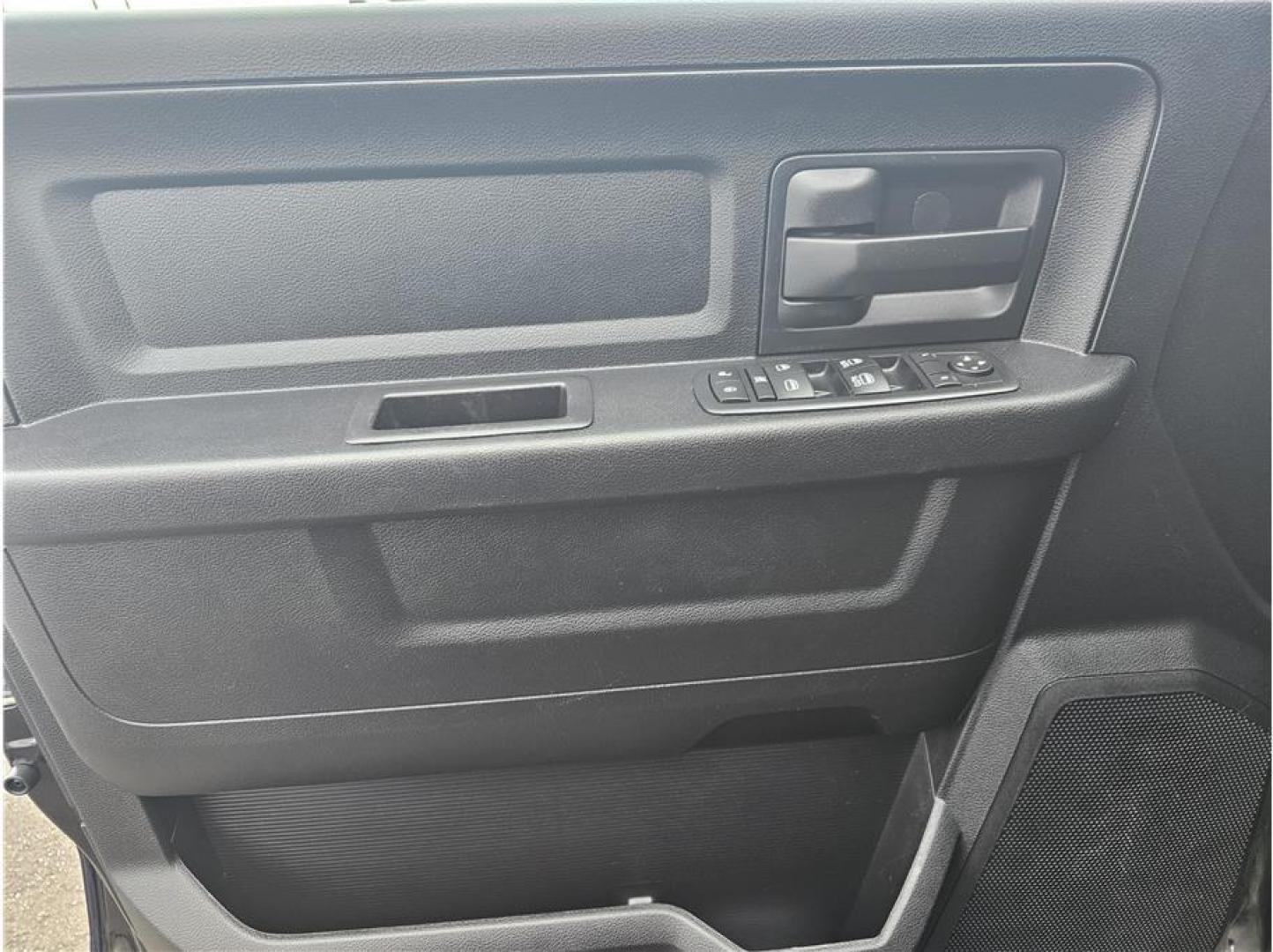 2017 Black /No Color Ram 1500 Crew Cab (3C6RR6KT8HG) with an V8, HEMI, 5.7 Liter engine, Automatic, 8-Spd transmission, located at 607 W Columbia Drive, Kennewick, WA, 99336, (509) 987-1069, 46.216743, -119.126404 - Photo#9