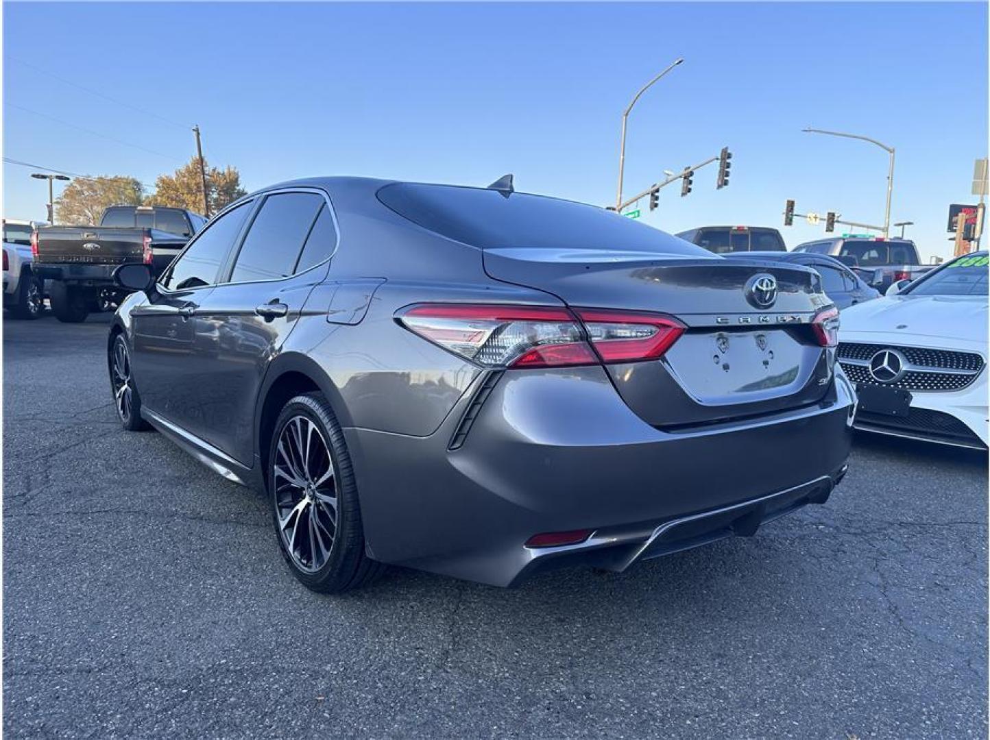 2018 Gray /No Color Toyota Camry (4T1B11HK4JU) with an 4-Cyl, 2.5 Liter engine, Auto, 8-Spd SeqShft transmission, located at 607 W Columbia Drive, Kennewick, WA, 99336, (509) 987-1069, 46.216743, -119.126404 - Photo#2