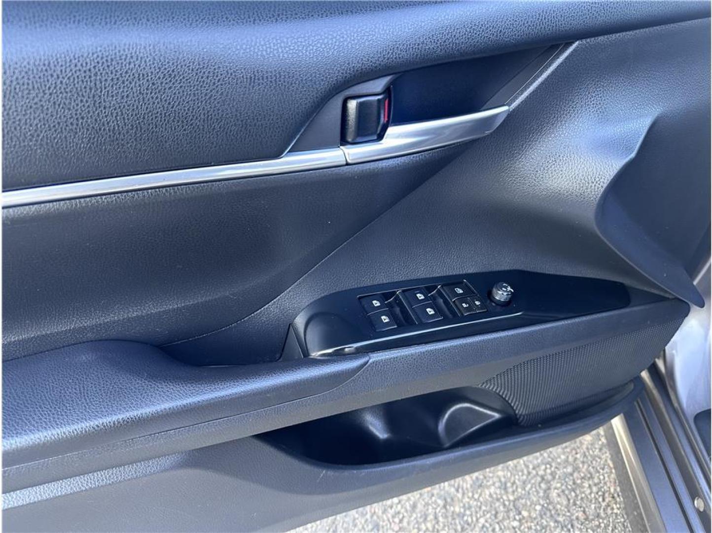 2018 Gray /No Color Toyota Camry (4T1B11HK4JU) with an 4-Cyl, 2.5 Liter engine, Auto, 8-Spd SeqShft transmission, located at 607 W Columbia Drive, Kennewick, WA, 99336, (509) 987-1069, 46.216743, -119.126404 - Photo#8