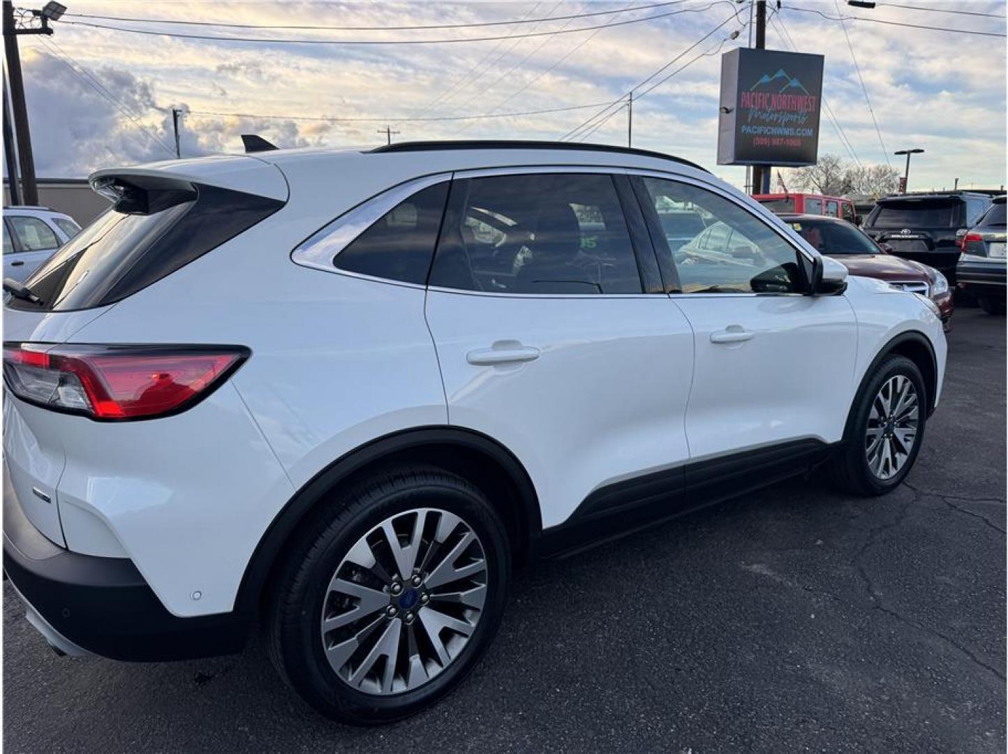 2020 White /No Color Ford Escape (1FMCU9J95LU) with an 4-Cyl, EcoBoost, Turbo, 2.0 Liter engine, Automatic, 8-Spd transmission, located at 607 W Columbia Drive, Kennewick, WA, 99336, (509) 987-1069, 46.216743, -119.126404 - Photo#5