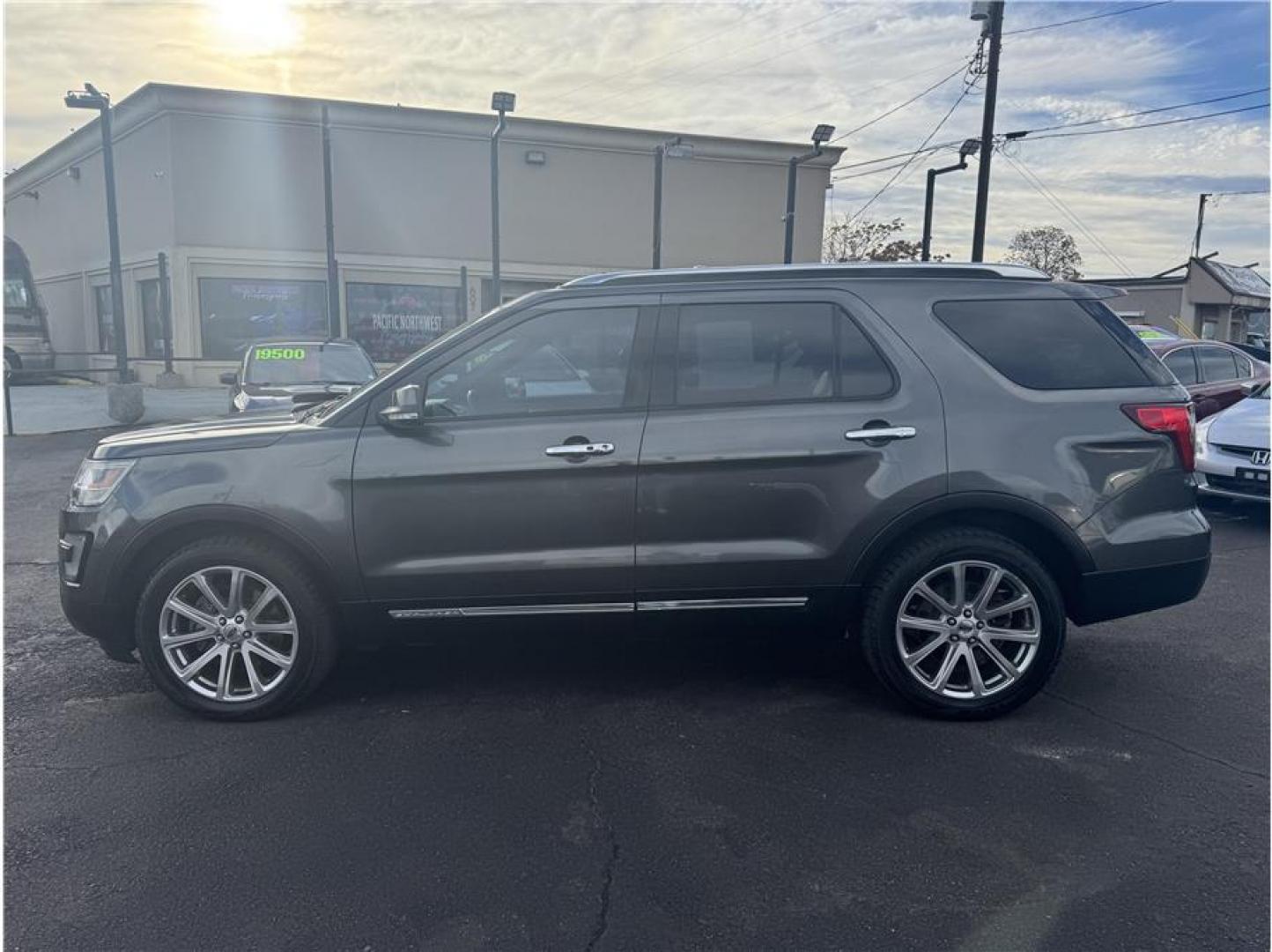 2017 Gray /No Color Ford Explorer (1FM5K8F88HG) with an V6, 3.5 Liter engine, Auto, 6-Spd SelectShift transmission, located at 607 W Columbia Drive, Kennewick, WA, 99336, (509) 987-1069, 46.216743, -119.126404 - Photo#1