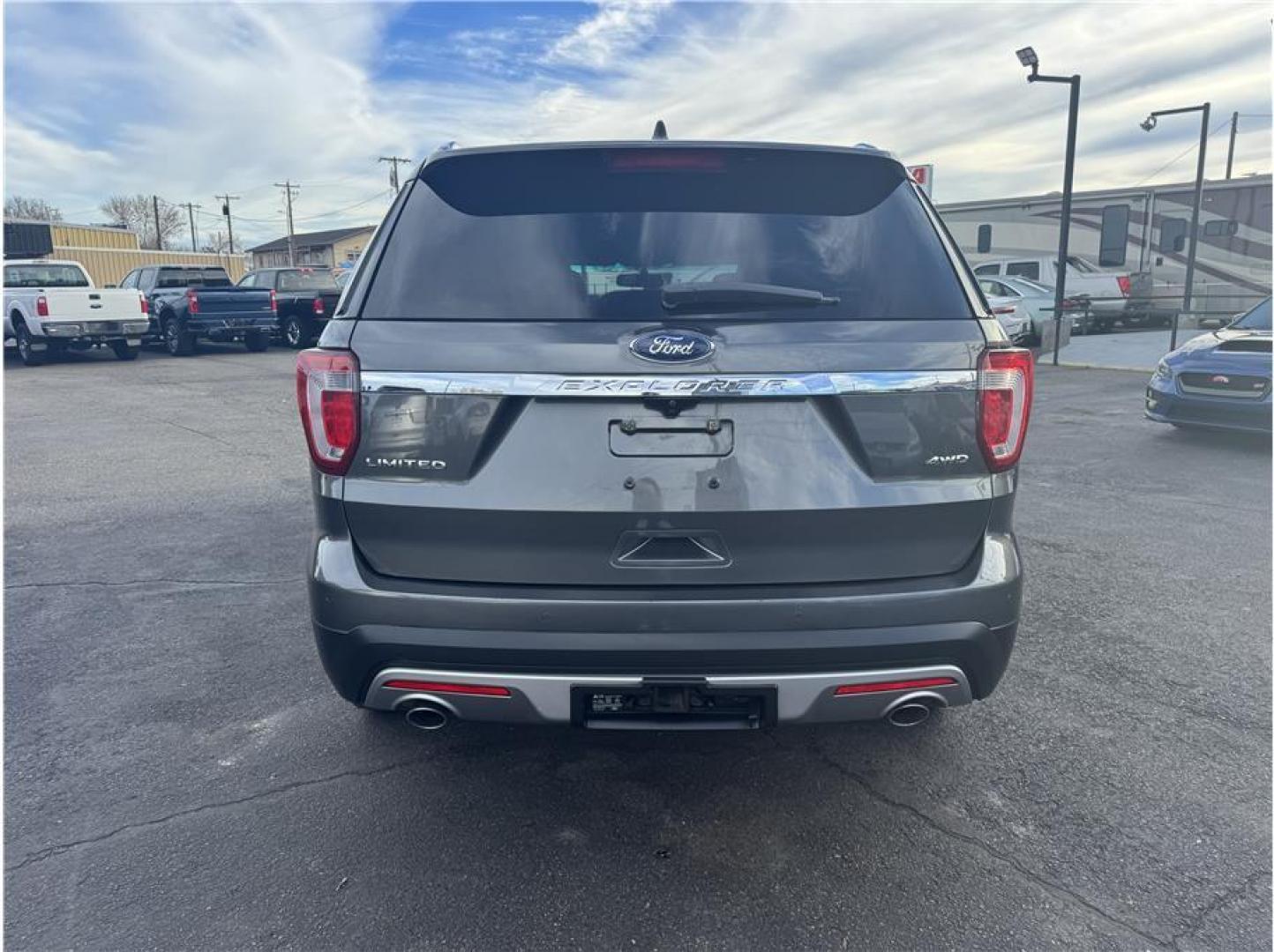 2017 Gray /No Color Ford Explorer (1FM5K8F88HG) with an V6, 3.5 Liter engine, Auto, 6-Spd SelectShift transmission, located at 607 W Columbia Drive, Kennewick, WA, 99336, (509) 987-1069, 46.216743, -119.126404 - Photo#3